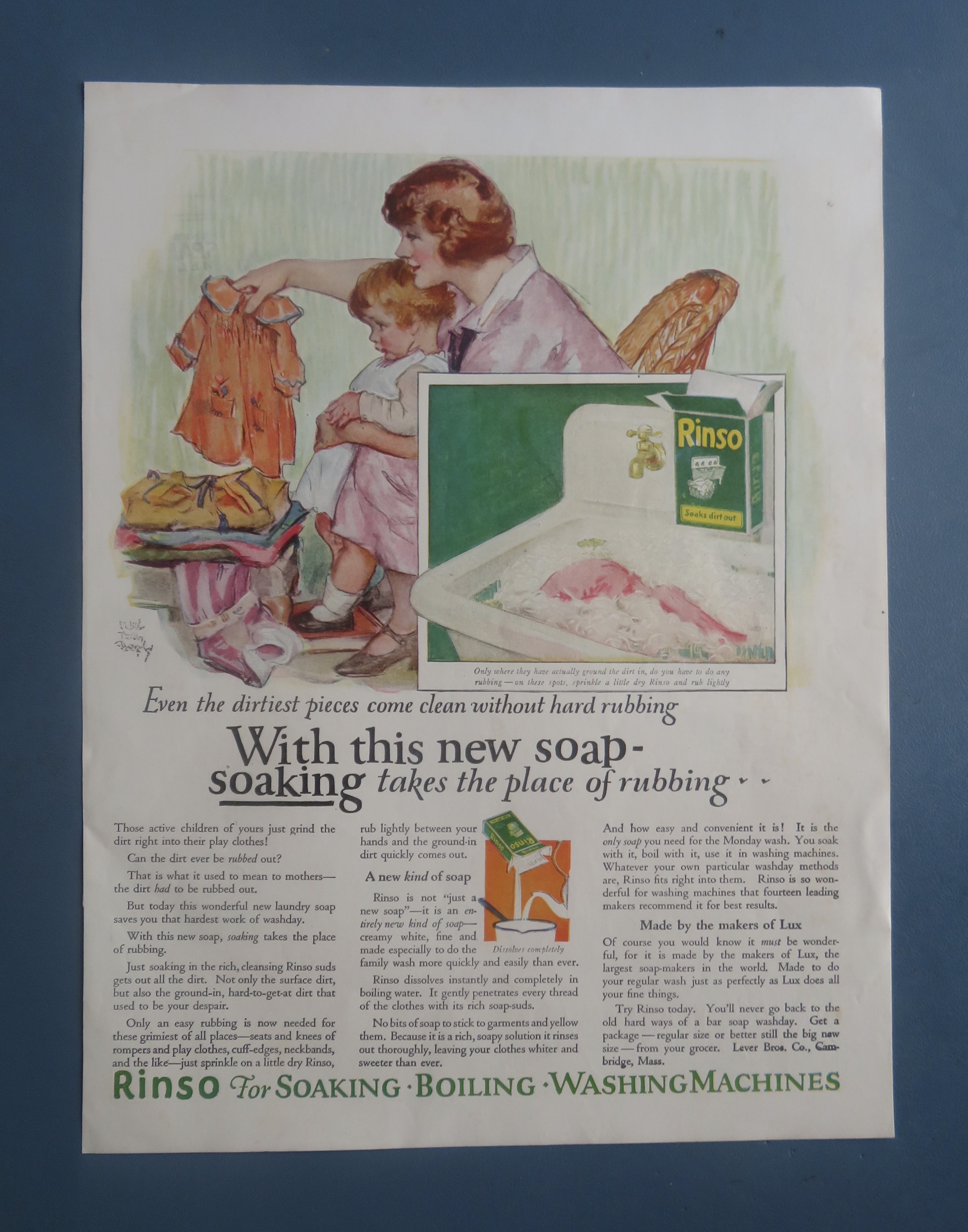 1924 Rinso with Mom & Child Looking At Clean Clothes