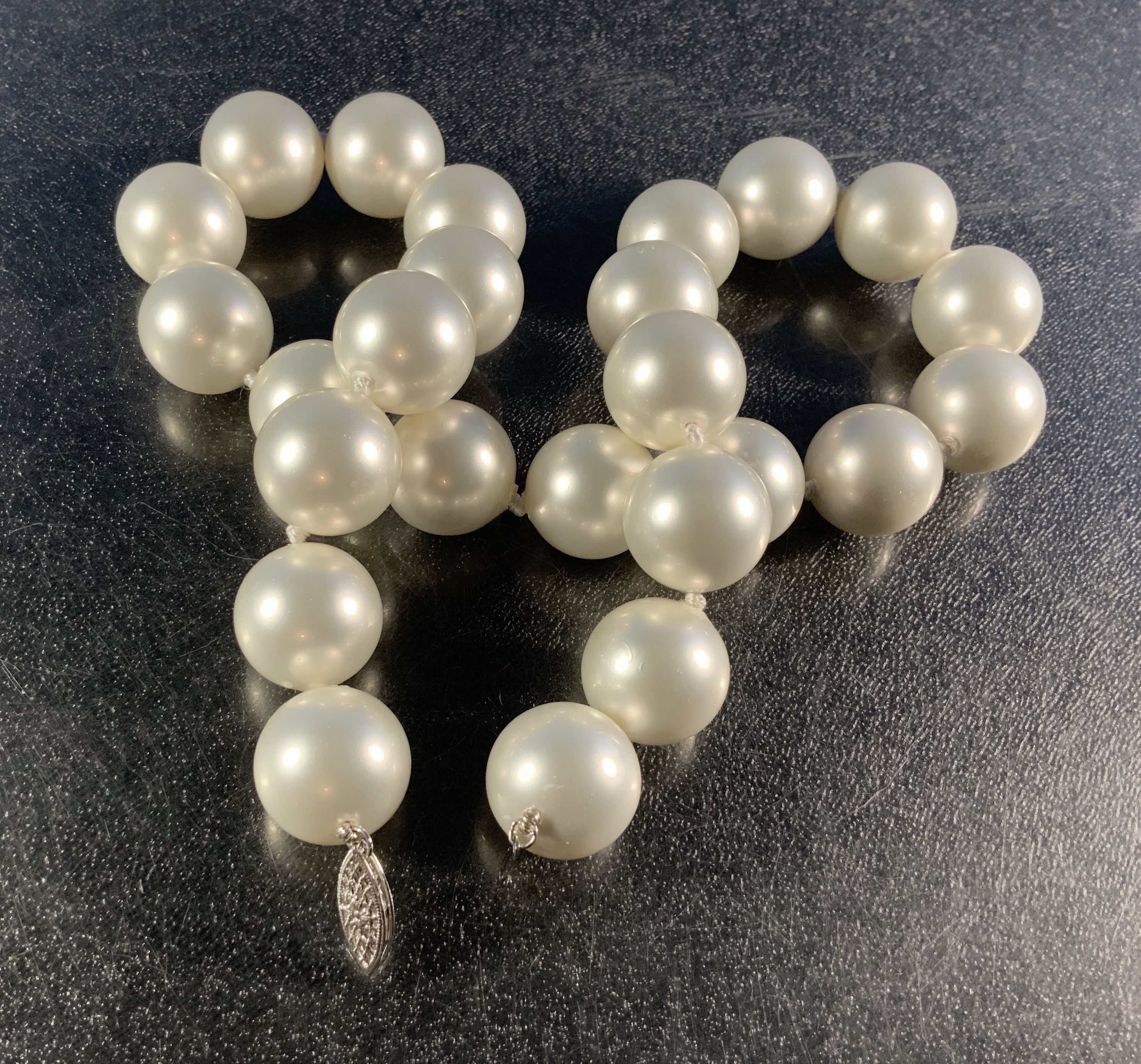 14K White Gold Clasp Shell Pearls Necklace 20mm Necklac