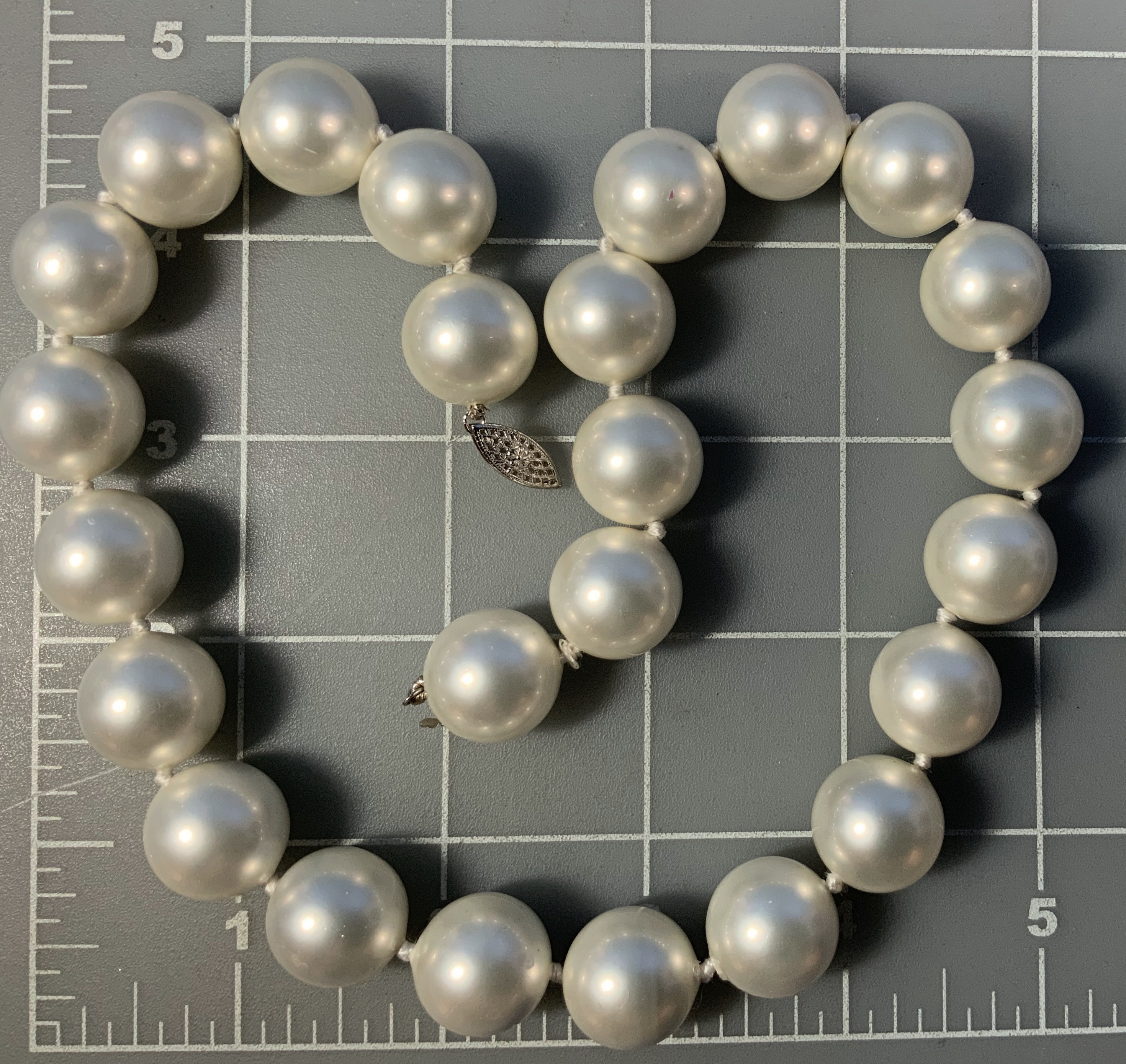 14K White Gold Clasp Shell Pearls Necklace 20mm Necklac