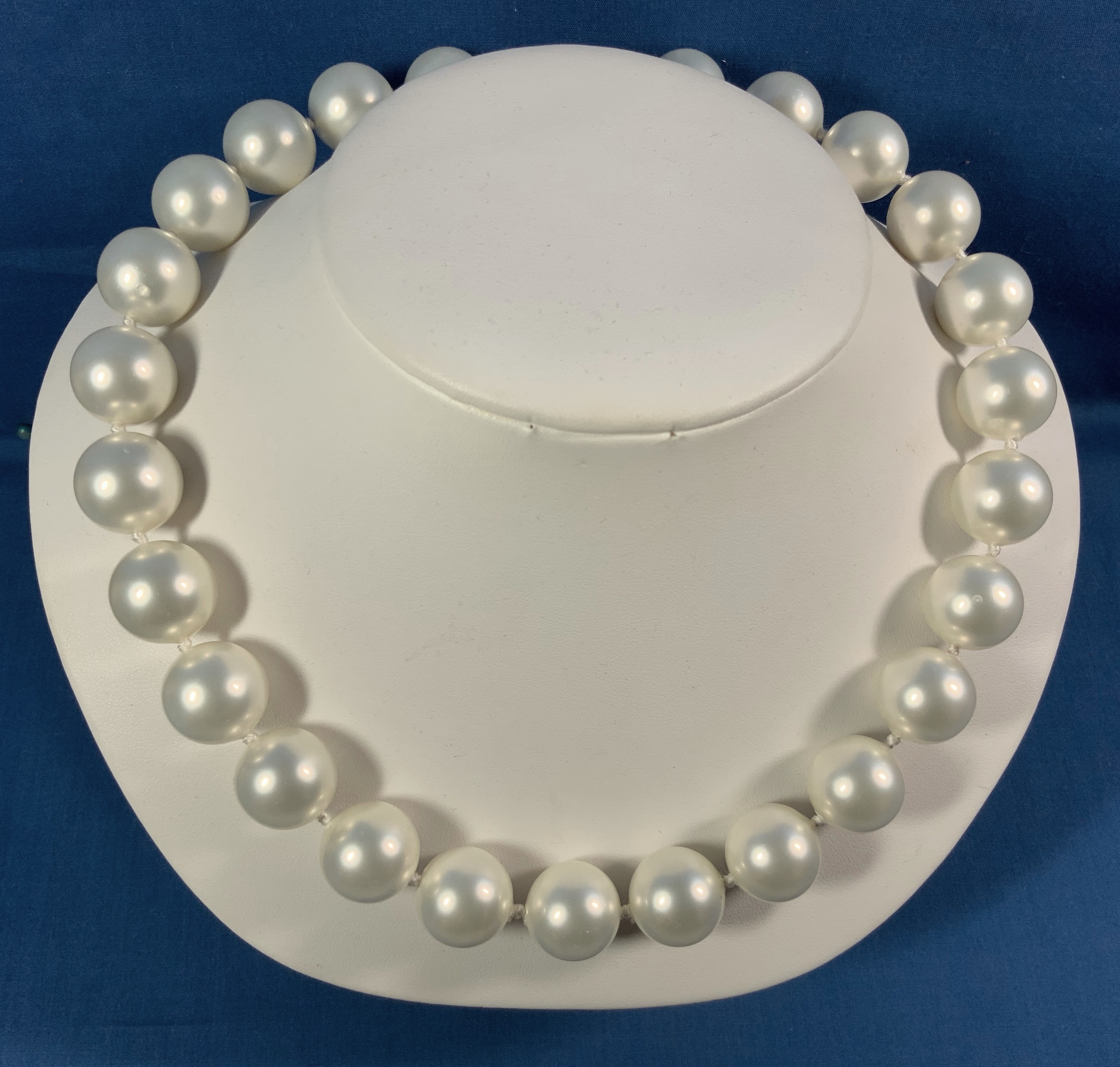 14K White Gold Clasp Shell Pearls Necklace 20mm Necklac