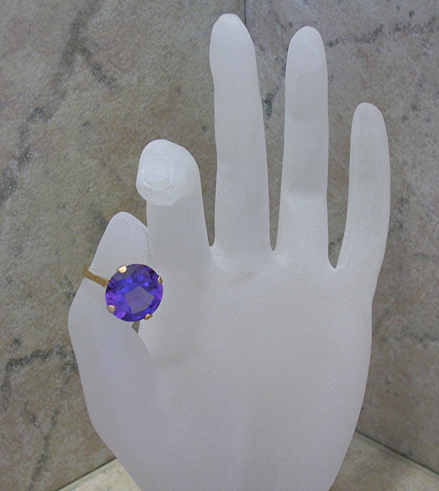 Ring  14K Gold & 13ct  Synthetic Alexandrite