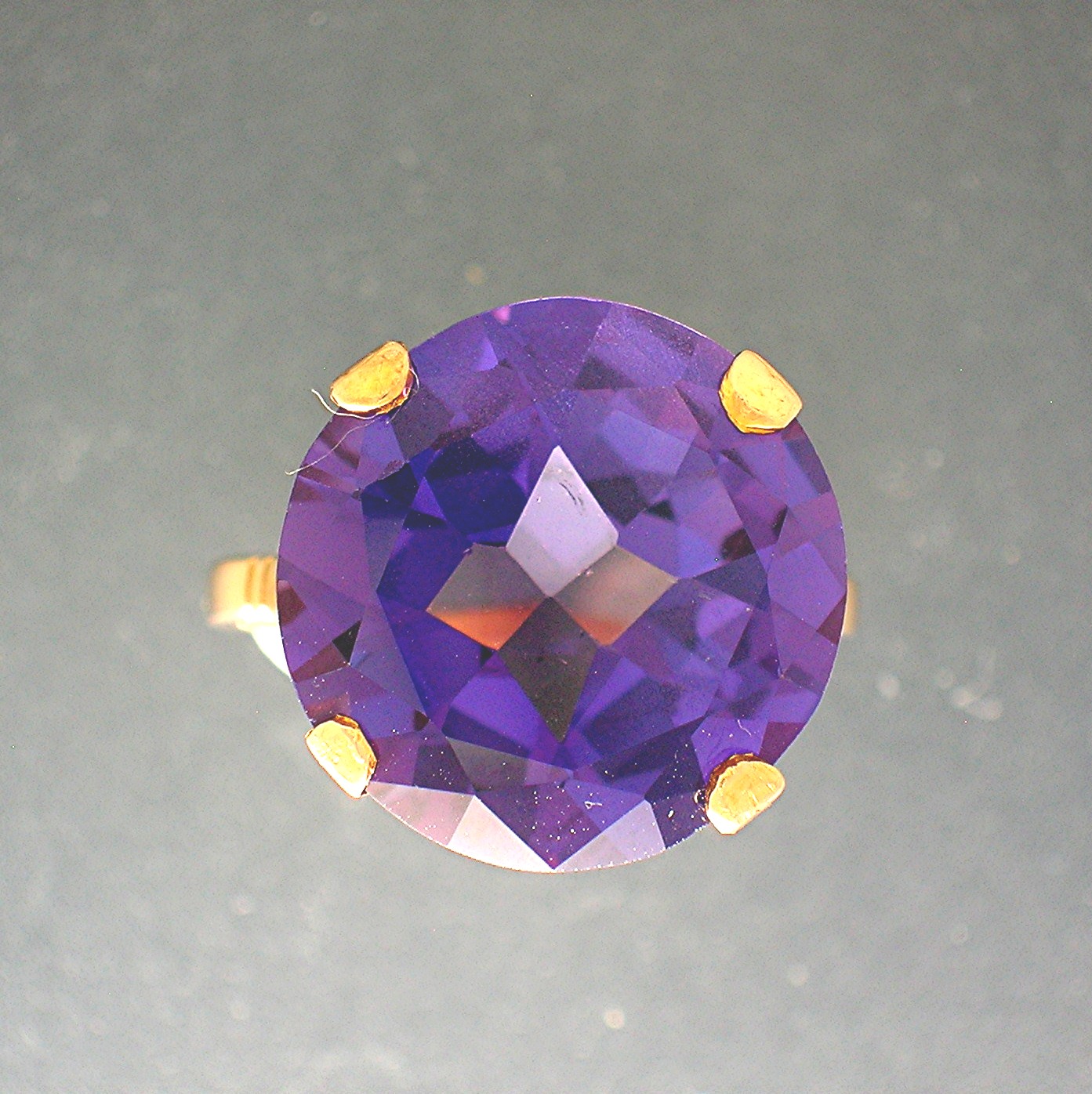 Ring  14K Gold & 13ct  Synthetic Alexandrite
