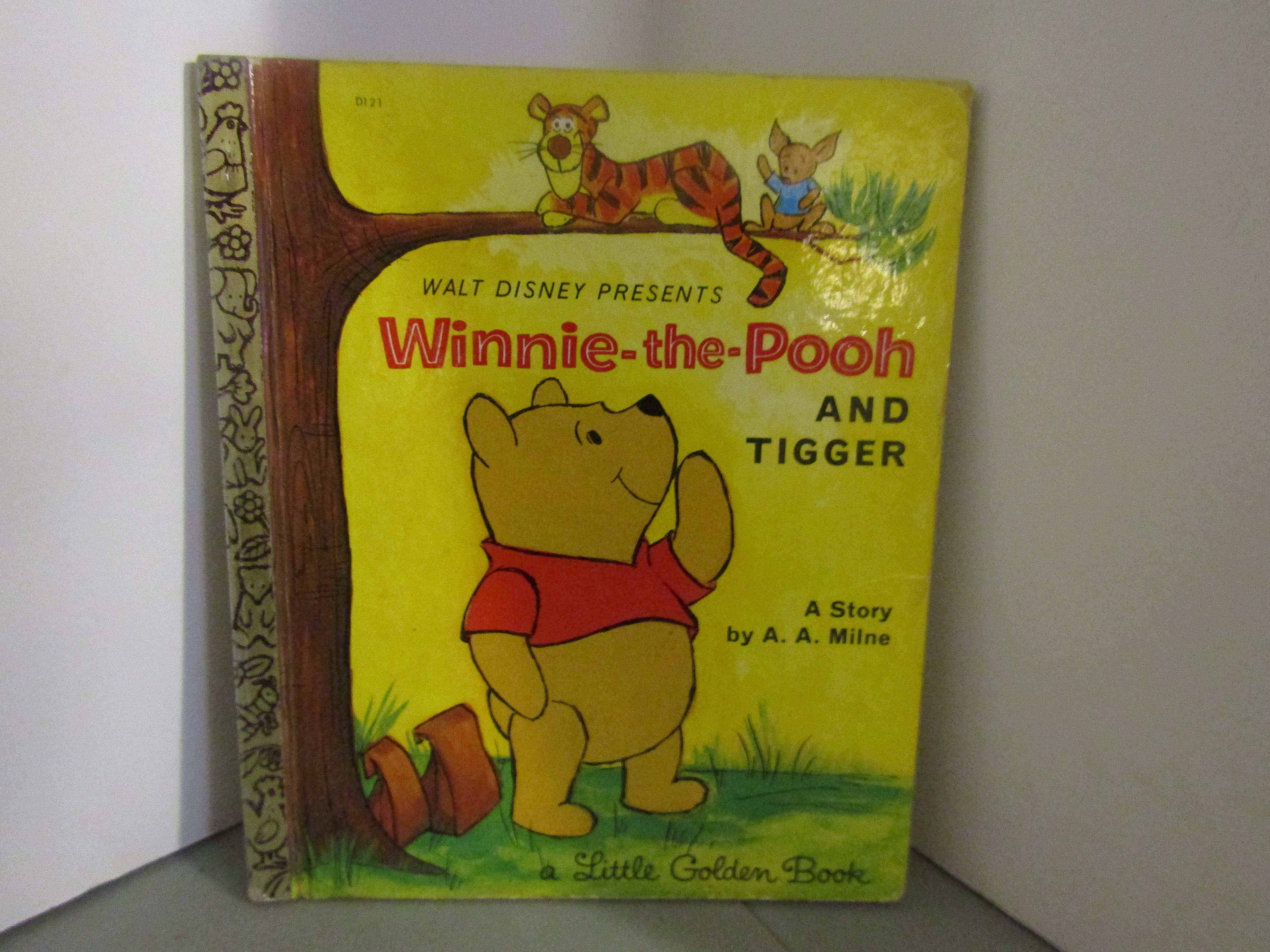 Disney Winnie-the-Pooh and Tigger D121 Golden Book