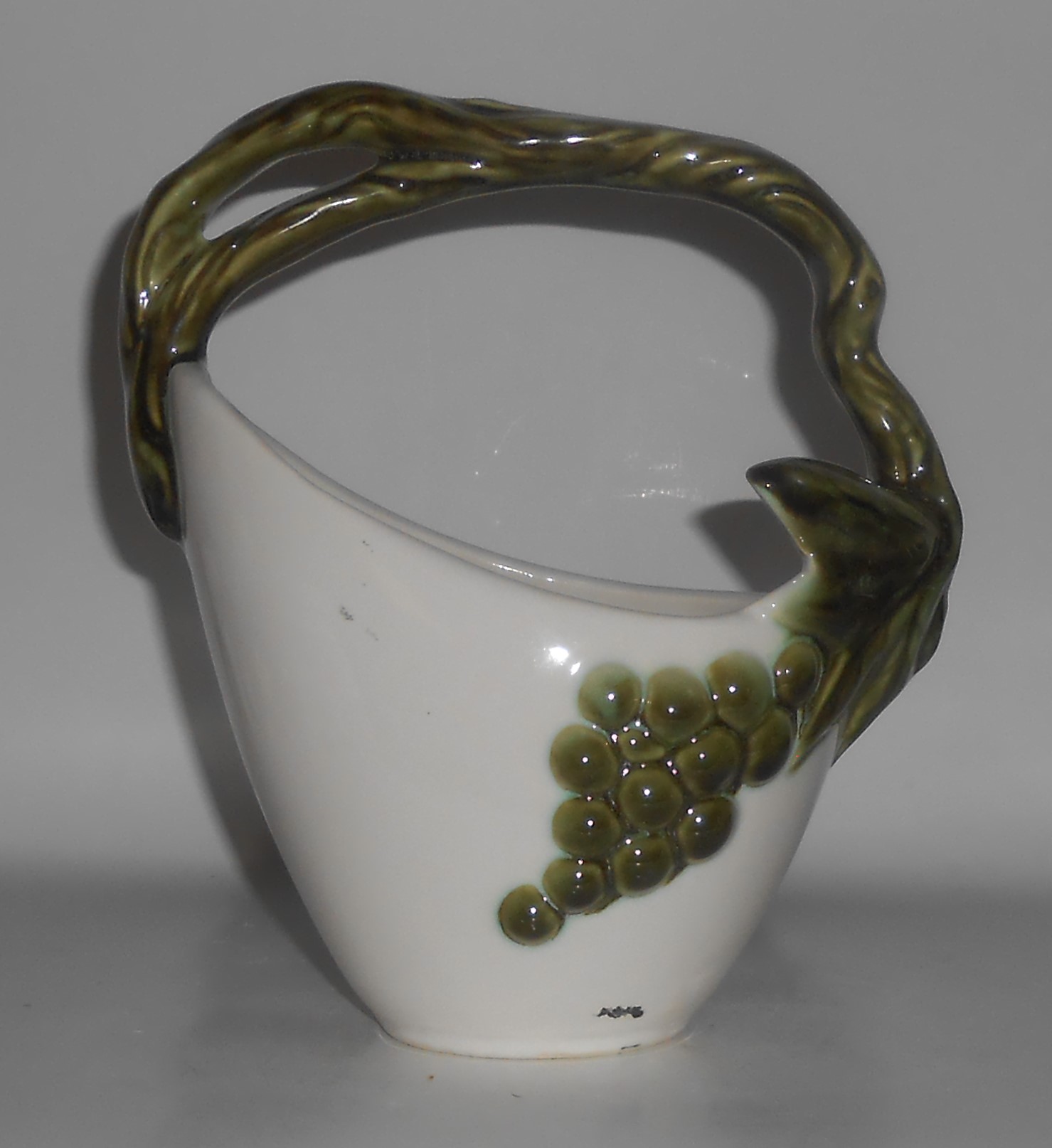 Hull Art Pottery Tokay #6 Handled Basket #2