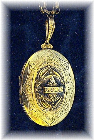 Necklace Large Goldtone Picture Locket & Chain