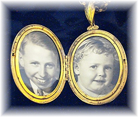Necklace Large Goldtone Picture Locket & Chain