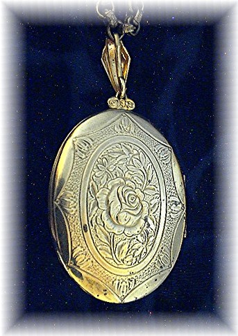 Necklace Large Goldtone Picture Locket & Chain