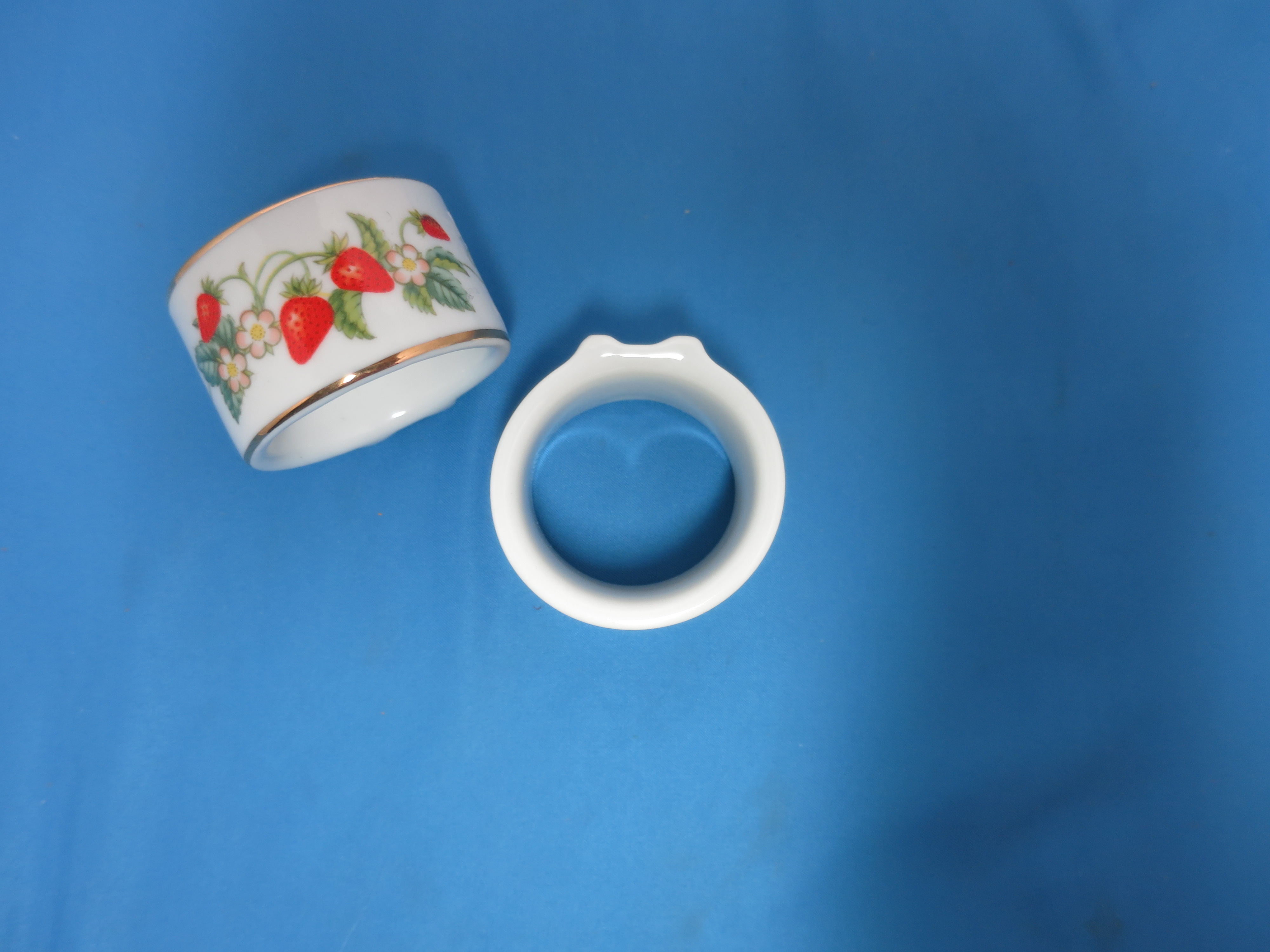 Avon Brazil Porcelain Napkin Rings Strawberry set of 2