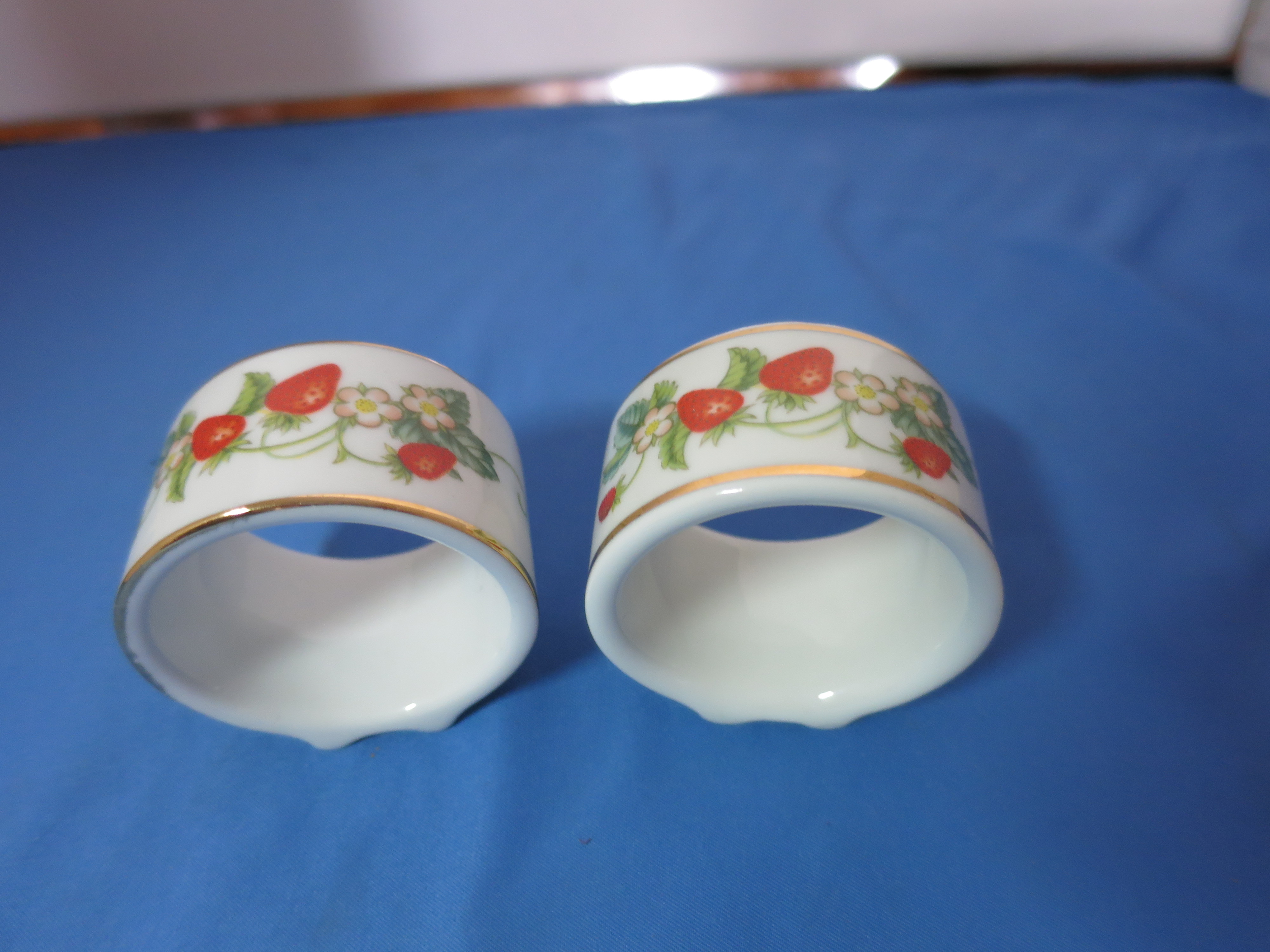 Avon Brazil Porcelain Napkin Rings Strawberry set of 2