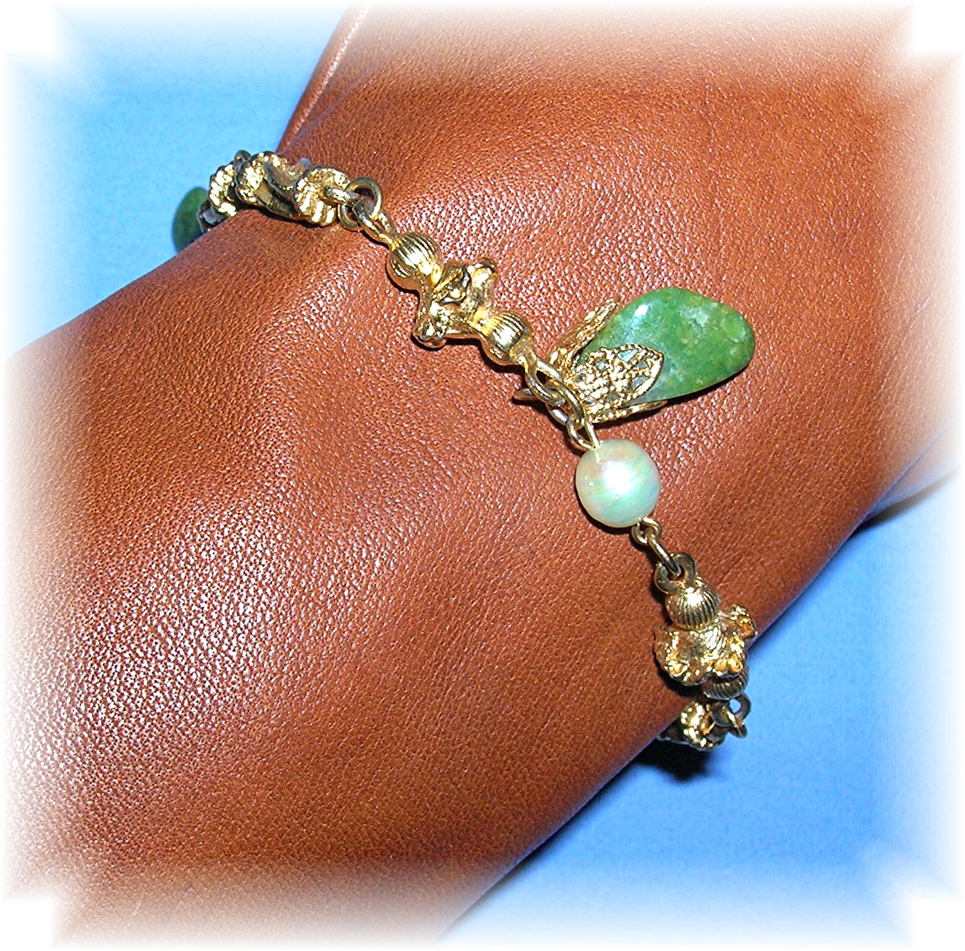 7 3.4 Inch Goldtone Pearl Jadeite Bracelet