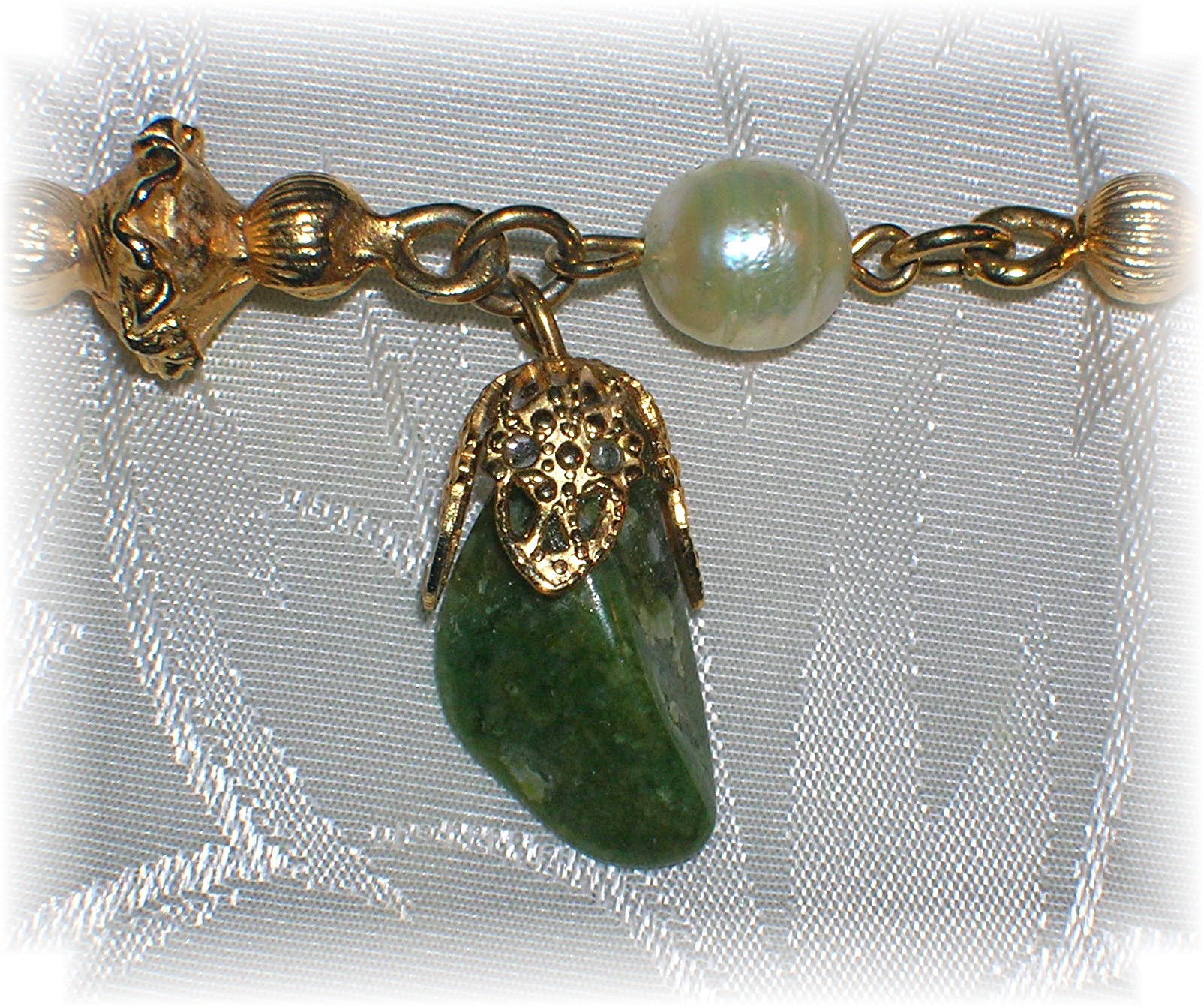 7 3.4 Inch Goldtone Pearl Jadeite Bracelet