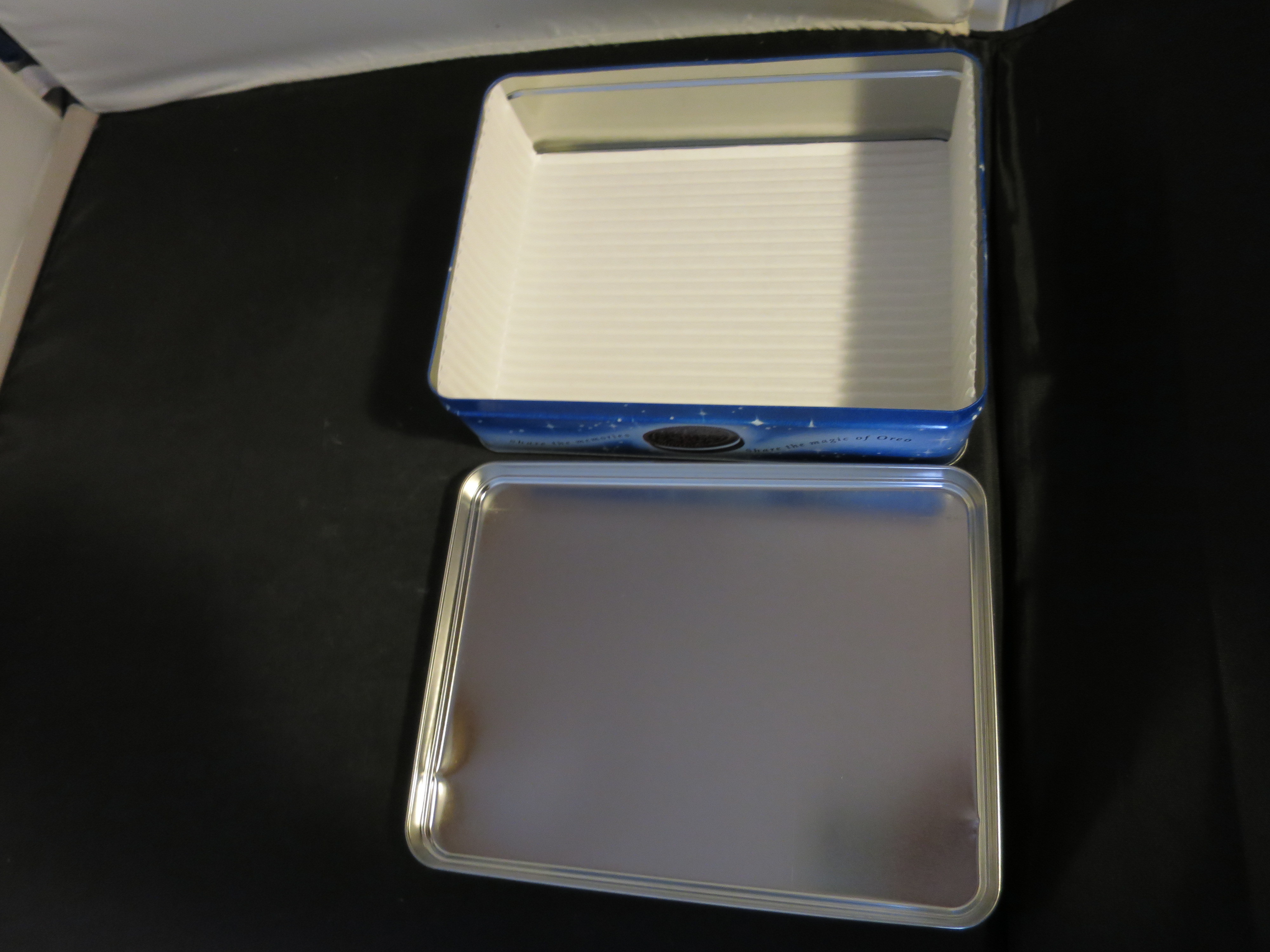 Oreo Cookie Tin Holiday Magic 2000 nice collector edition