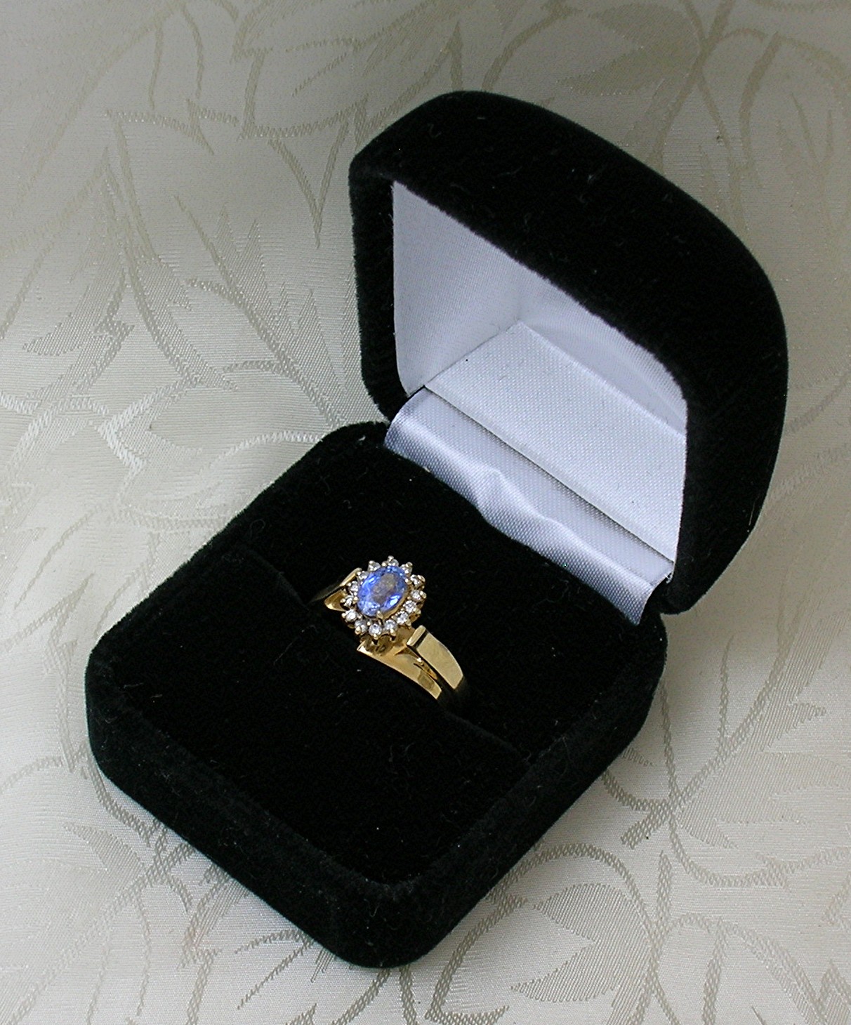 Ring. 14K Yellow Gold Tanzanite & Diamond