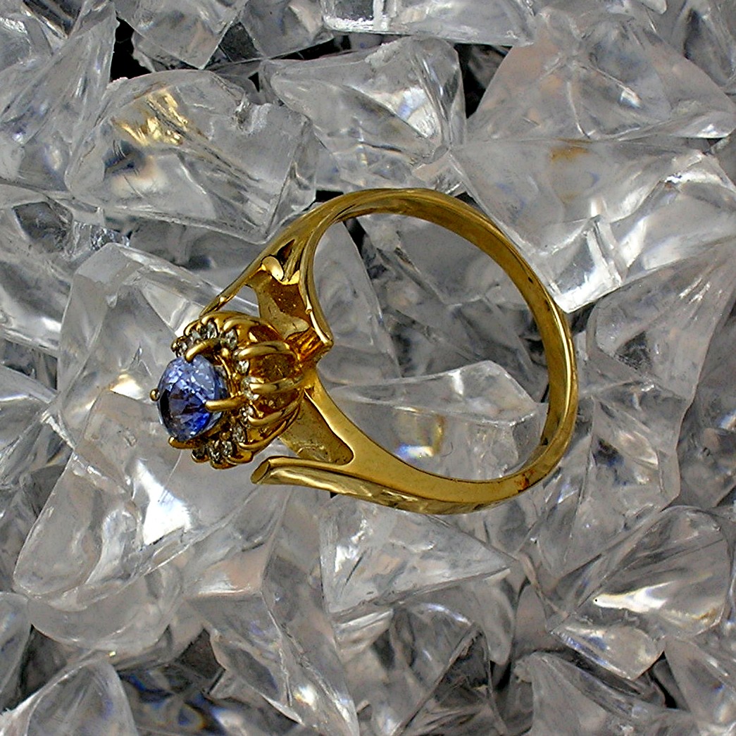 Ring. 14K Yellow Gold Tanzanite & Diamond