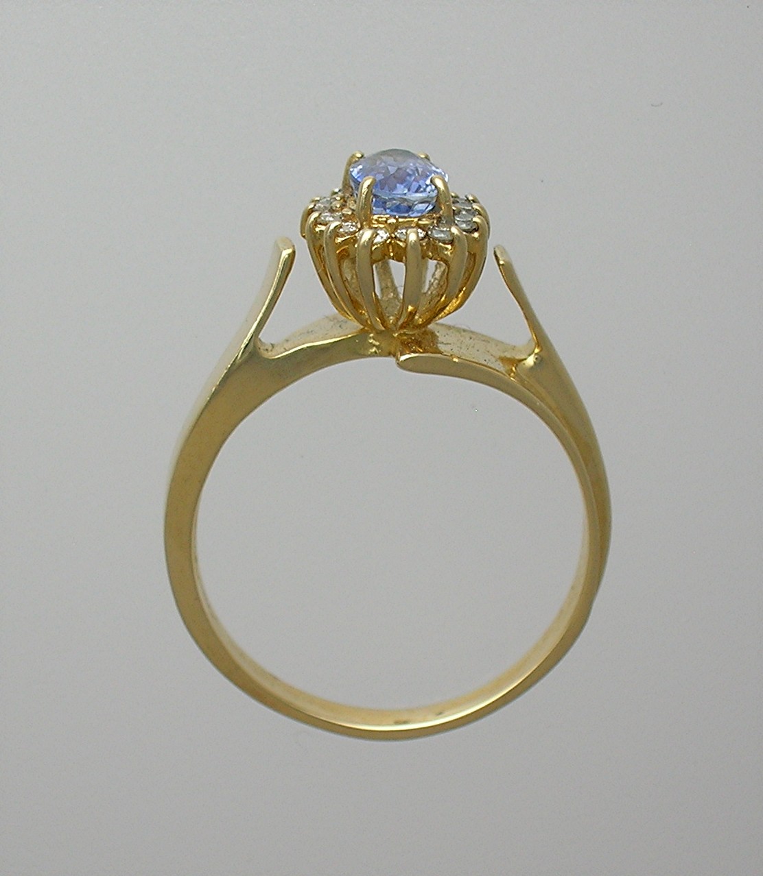 Ring. 14K Yellow Gold Tanzanite & Diamond