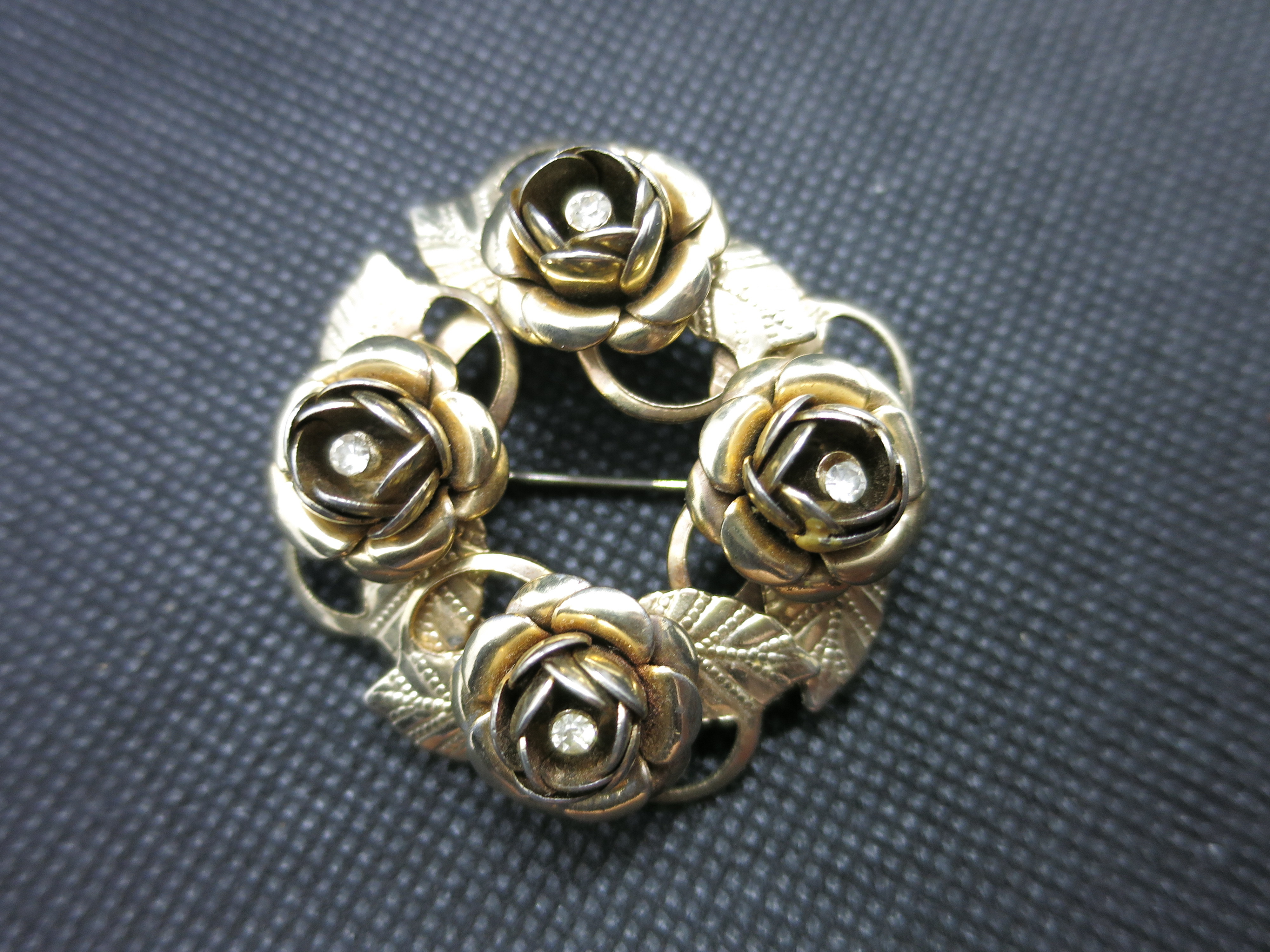 Vintage unsigned Gold Tone Rose Floral Wreath Brooch stone center