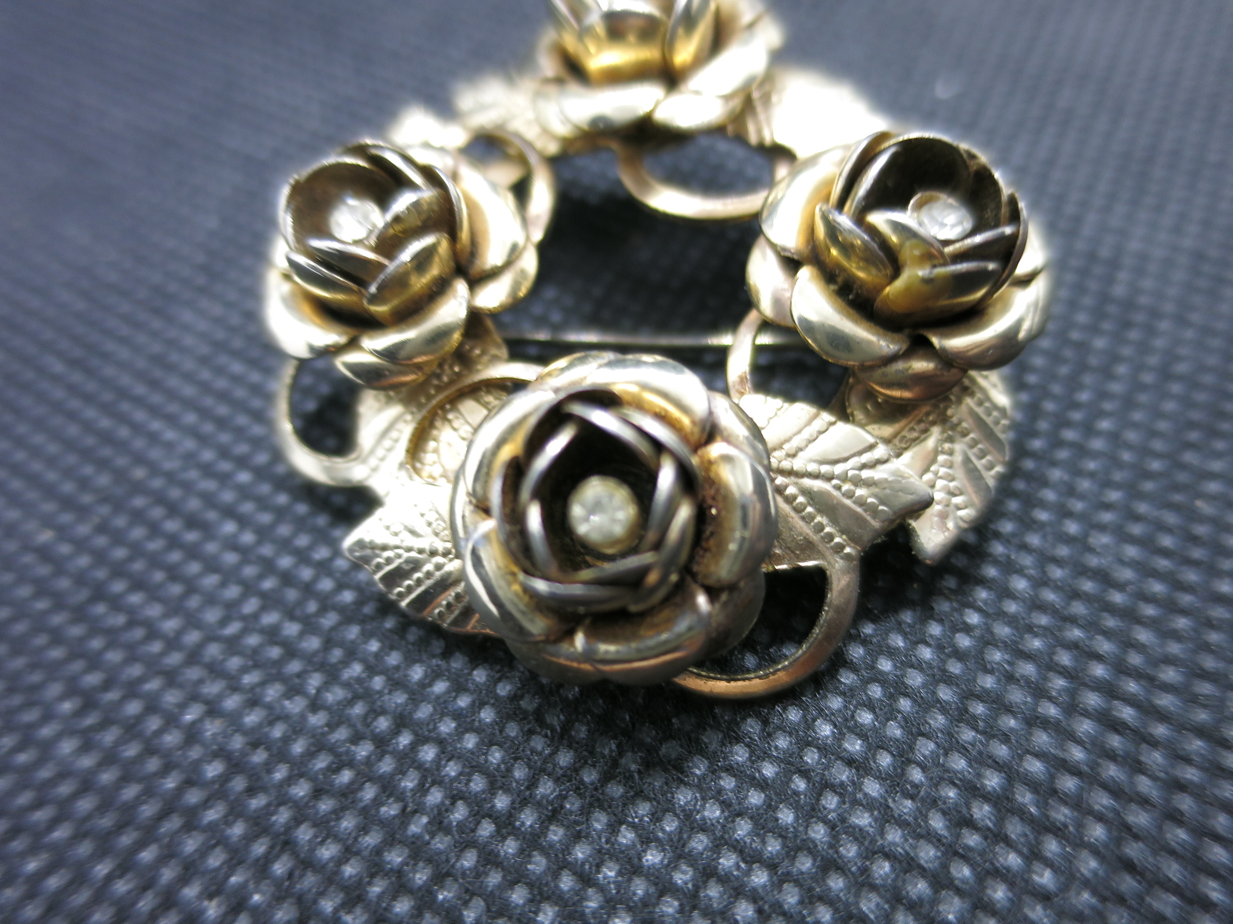 Vintage unsigned Gold Tone Rose Floral Wreath Brooch stone center