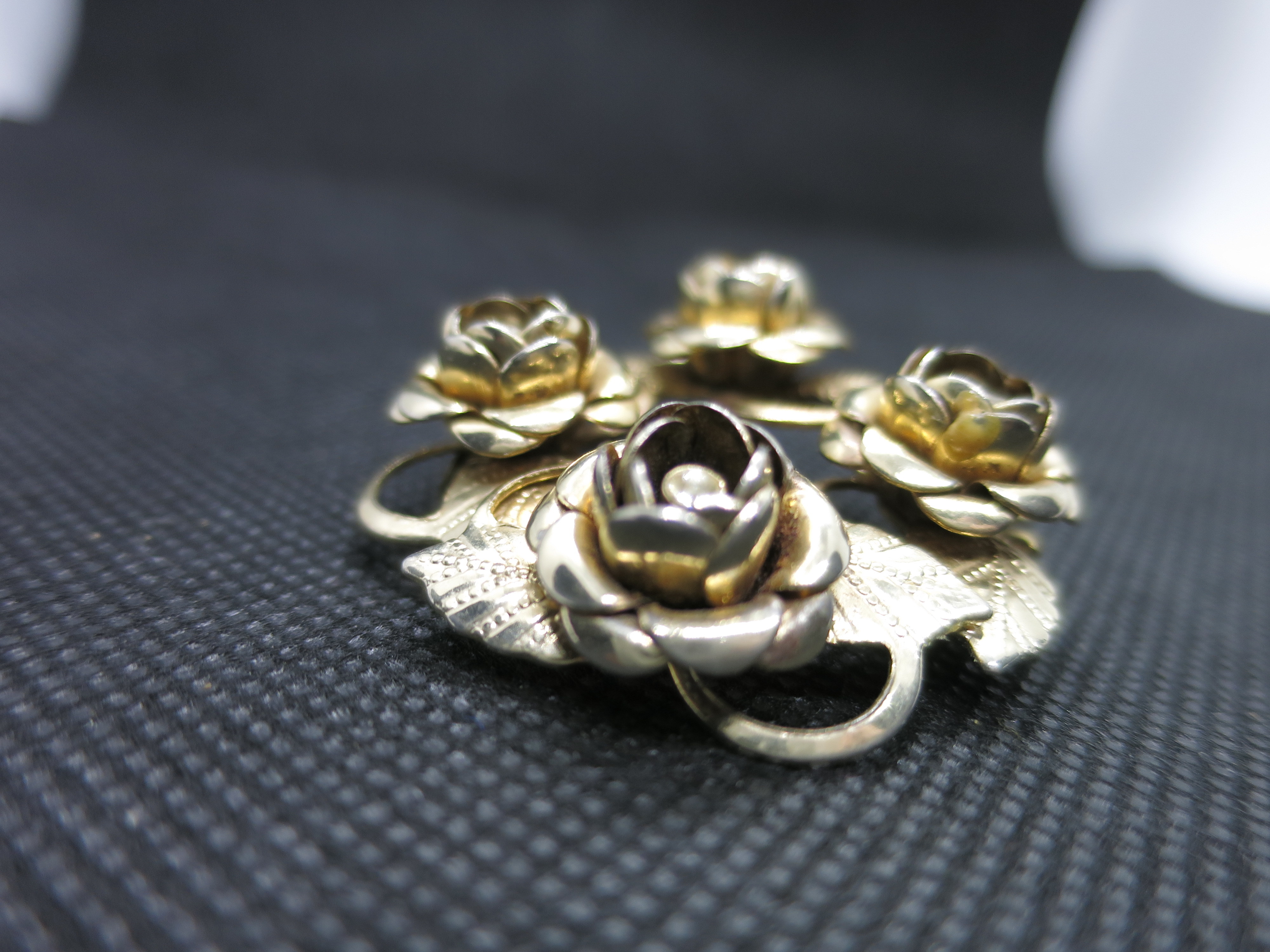 Vintage unsigned Gold Tone Rose Floral Wreath Brooch stone center