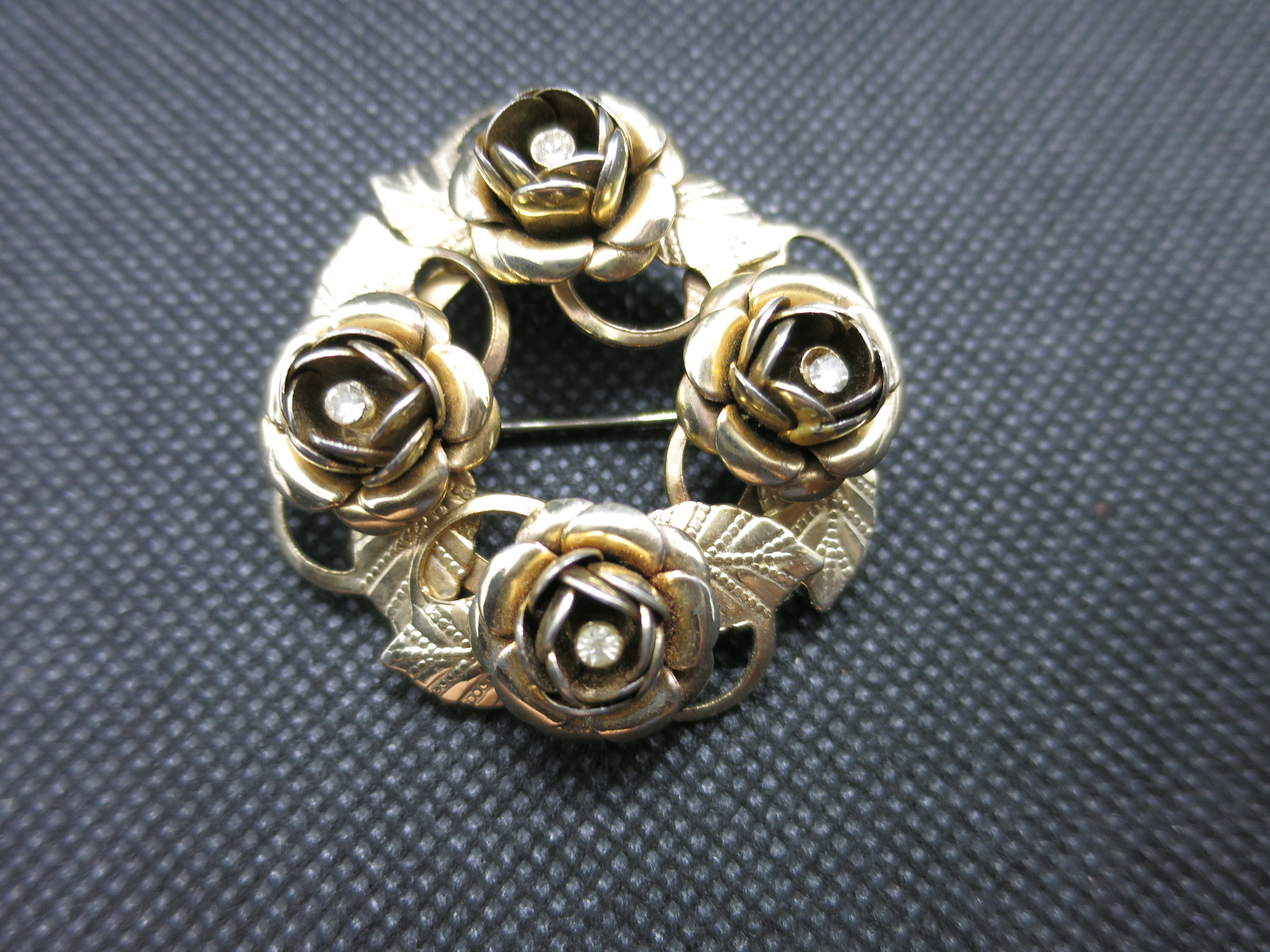 Vintage unsigned Gold Tone Rose Floral Wreath Brooch stone center