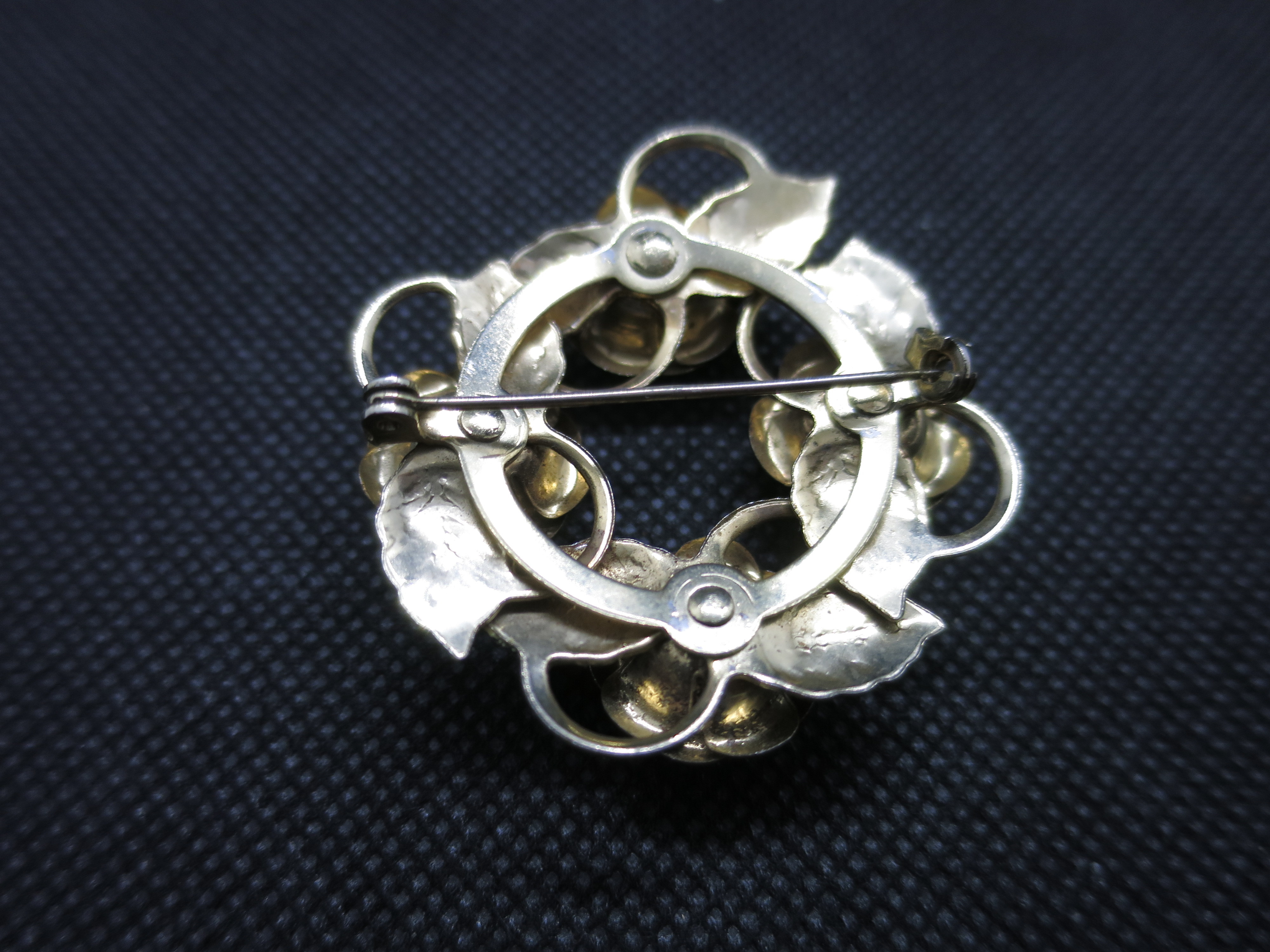Vintage unsigned Gold Tone Rose Floral Wreath Brooch stone center