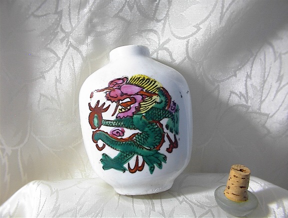 Oriental White China/Painted Dragon Snuff Bo
