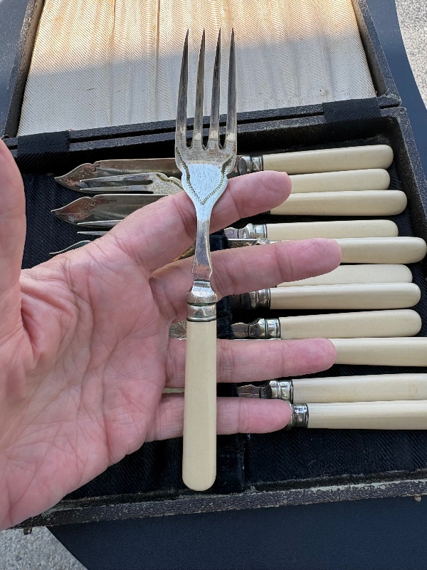 Boxed set of 6 EPNS Fish Knives and Forks circa 1930s