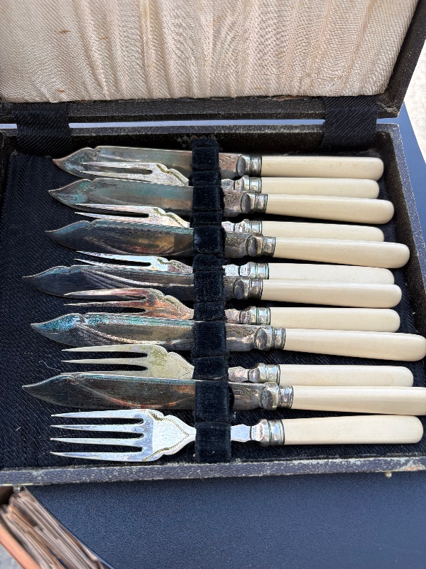 Boxed set of 6 EPNS Fish Knives and Forks circa 1930s