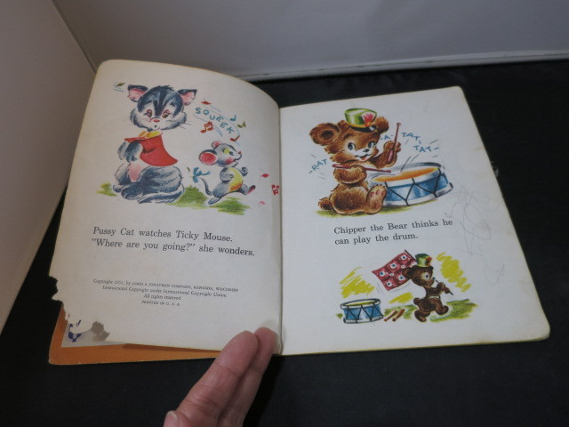 Baby's rattle Book A Bonnie Nursery Book 4081-25 circa 1952