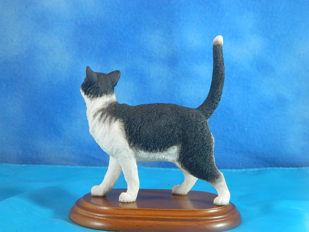 Country Artist Stratford Collection Tuxedo Cat