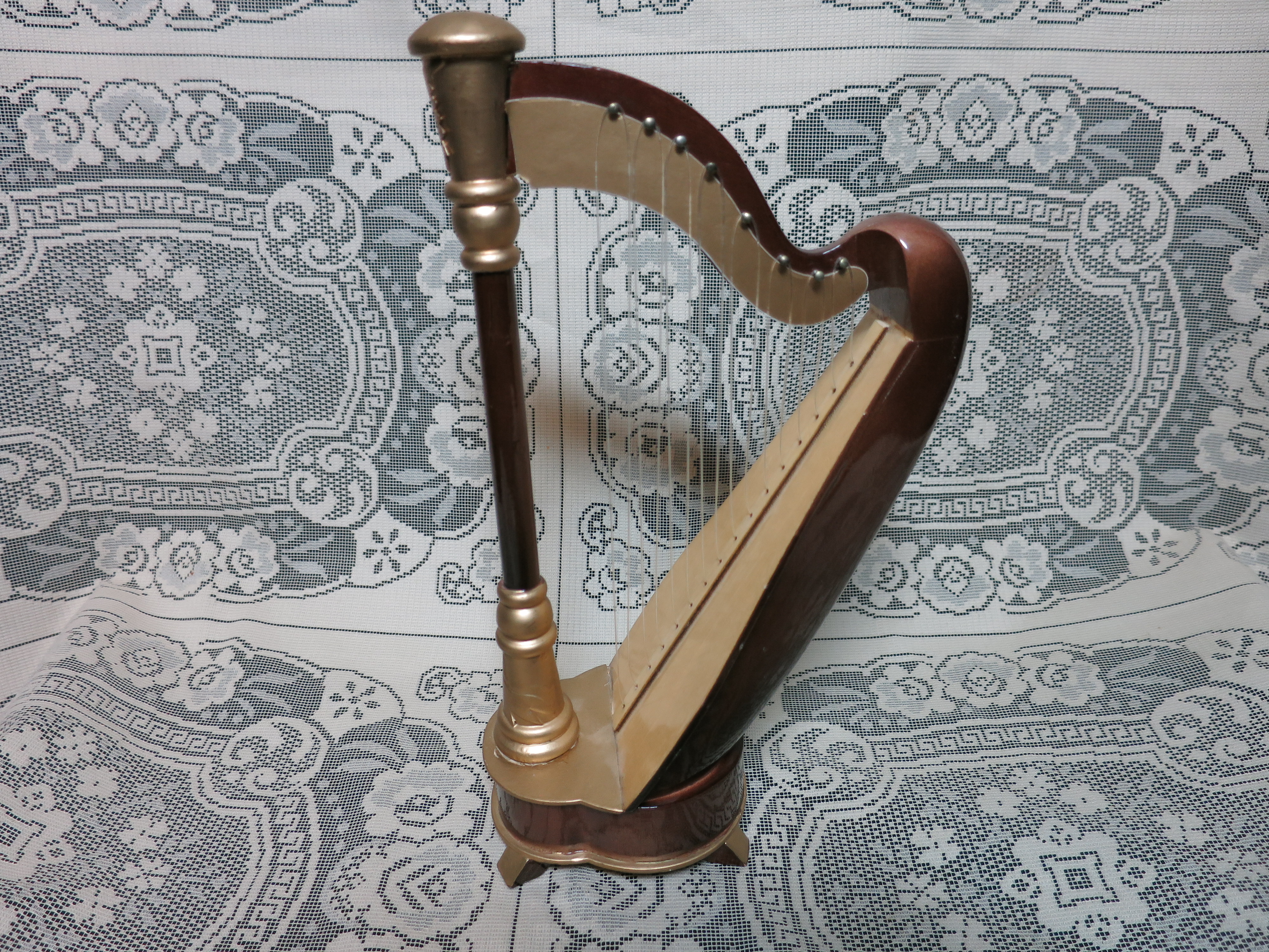 Sankyo Musical Harp Wooden wind up Figurine