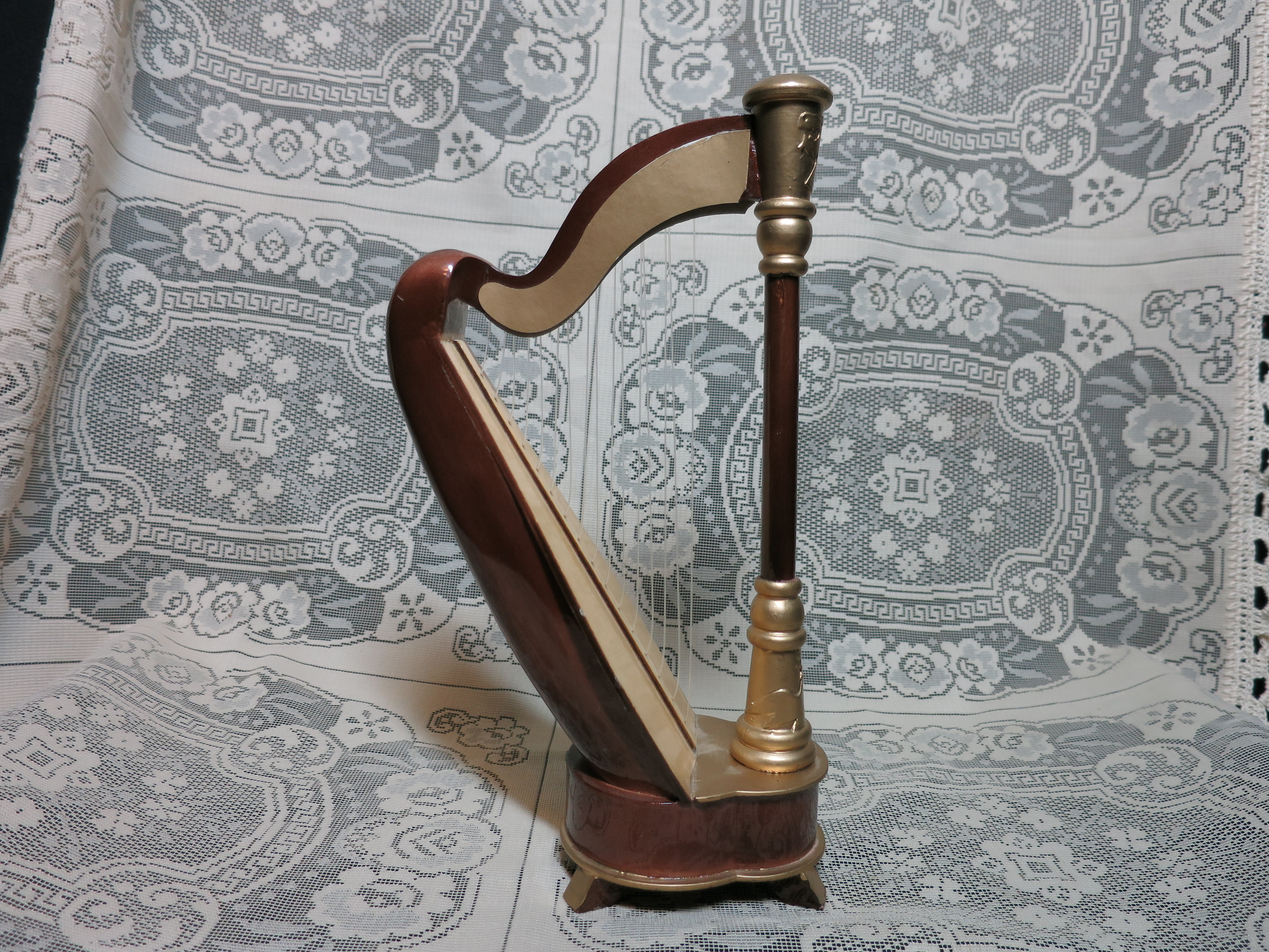 Sankyo Musical Harp Wooden wind up Figurine