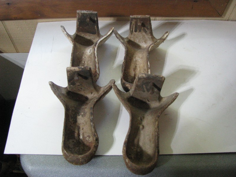 Antique Cast Iron Clawfoot Tub Feet - Set of 4