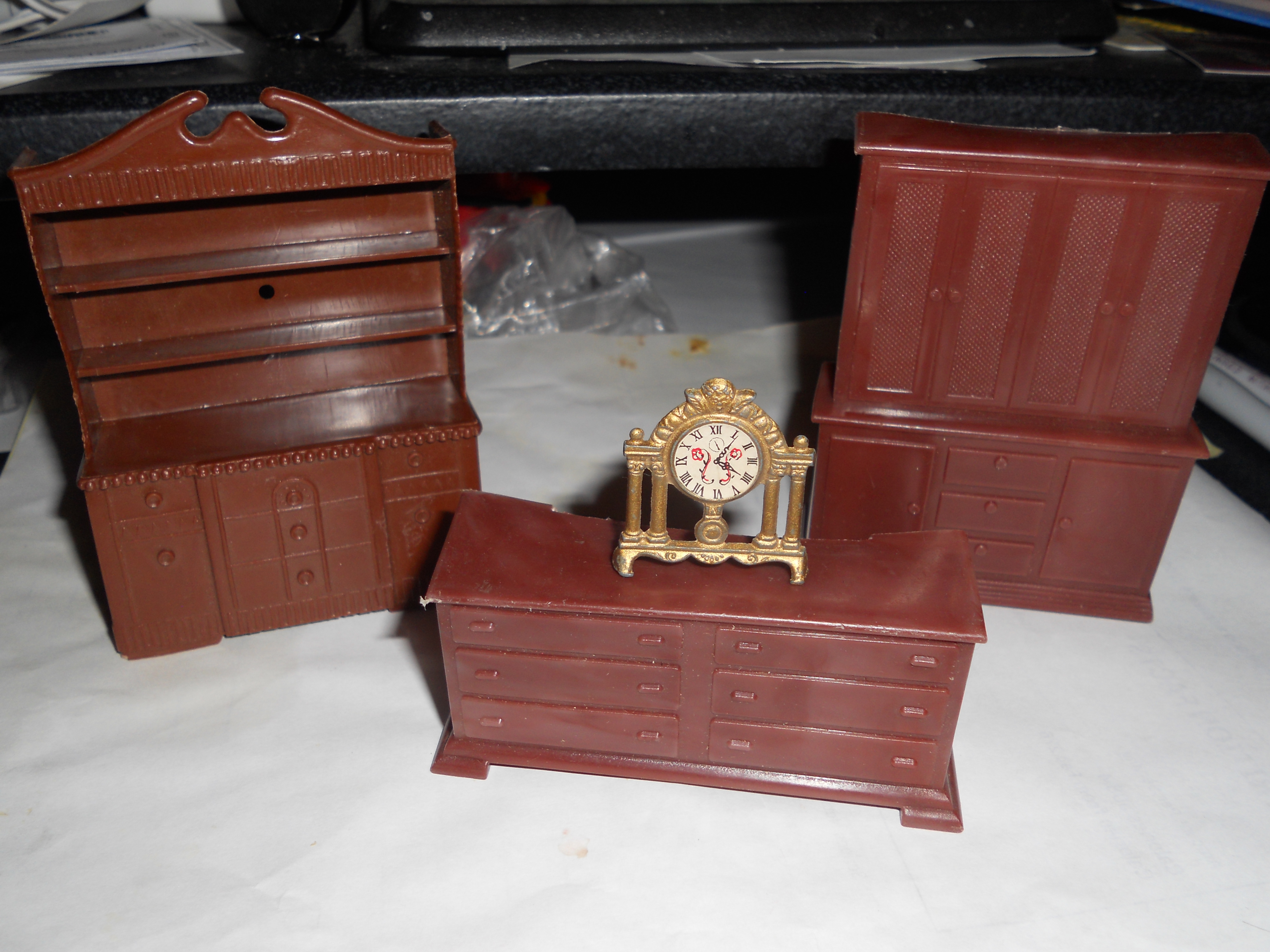 Dollhouse Dining Room Furniture and Clock 4