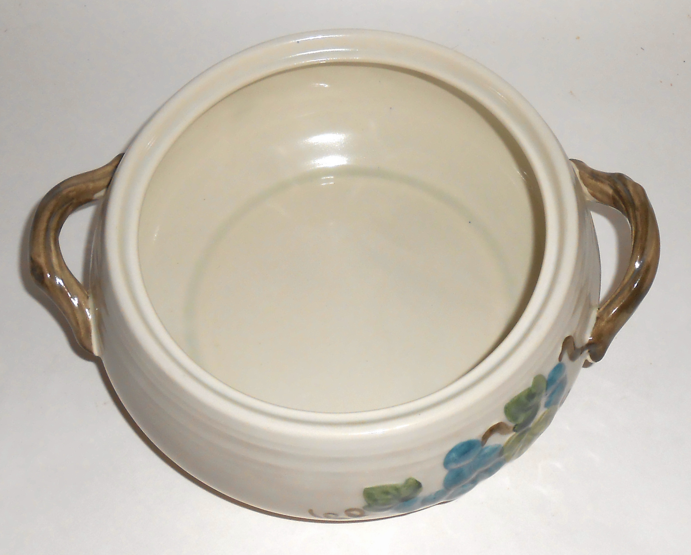 Metlox Pottery Poppy Trail Sculptured Grape Lg Cov Veg