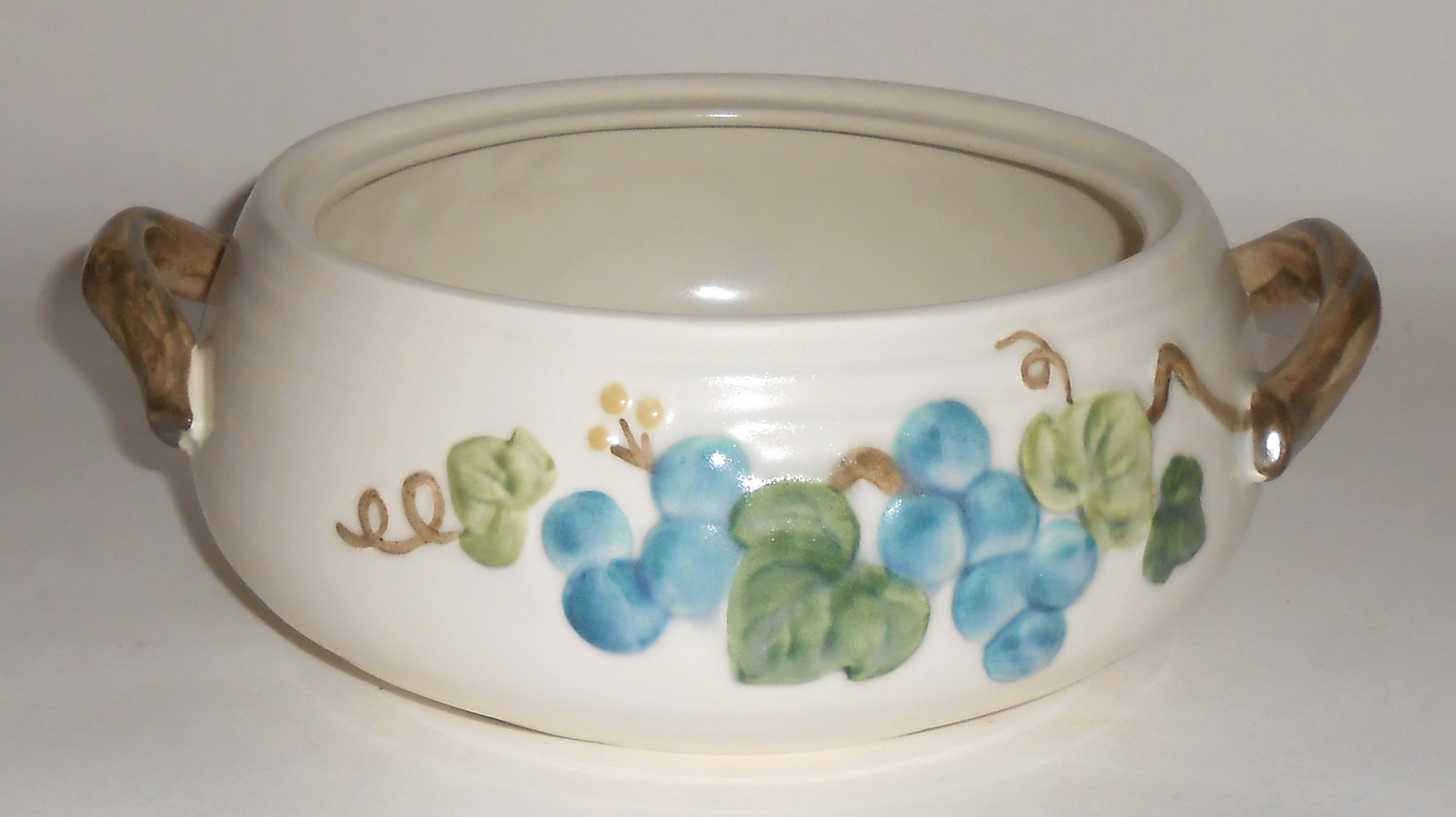 Metlox Pottery Poppy Trail Sculptured Grape Lg Cov Veg