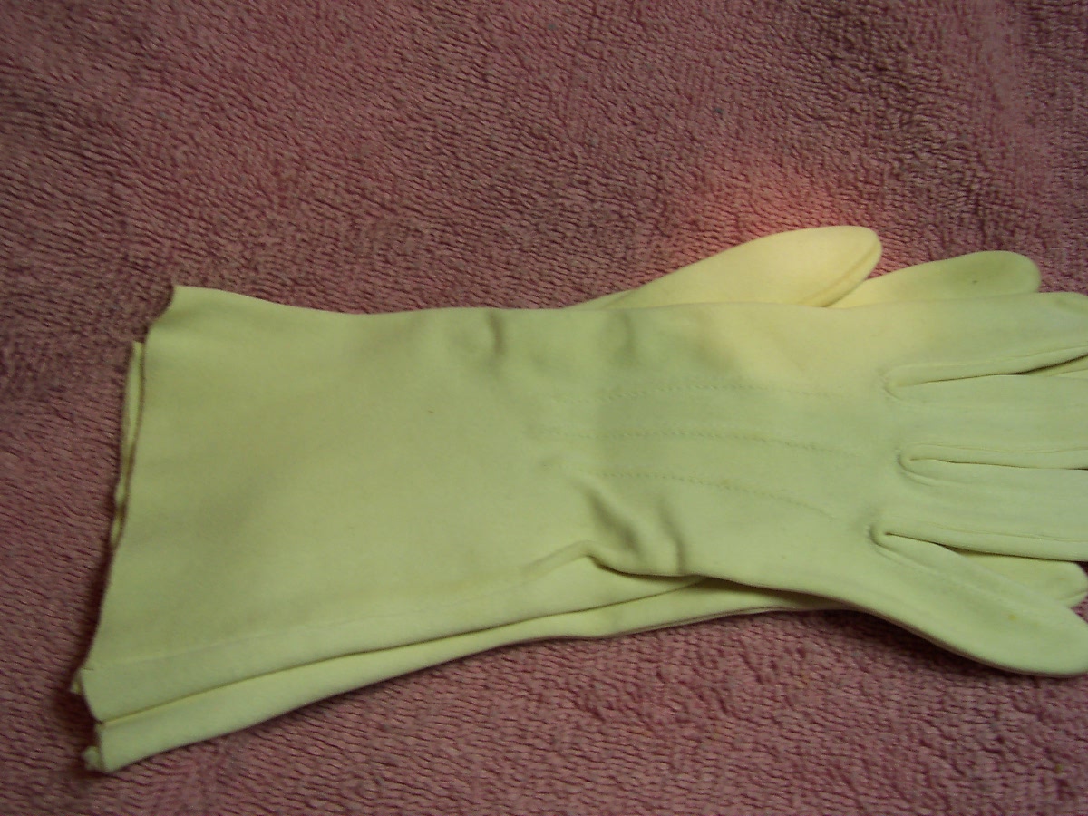 Vintage Ladies Gloves Cream color
