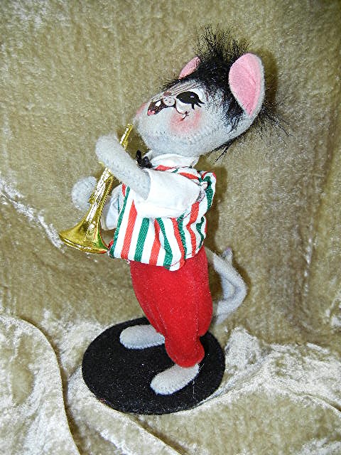 Chismas Annalee 8 inch Mouse playing a horn