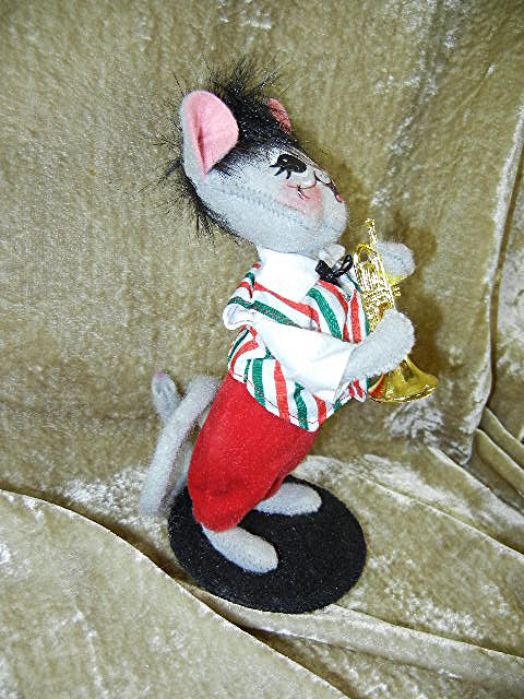 Chismas Annalee 8 inch Mouse playing a horn