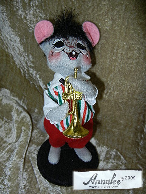 Chismas Annalee 8 inch Mouse playing a horn