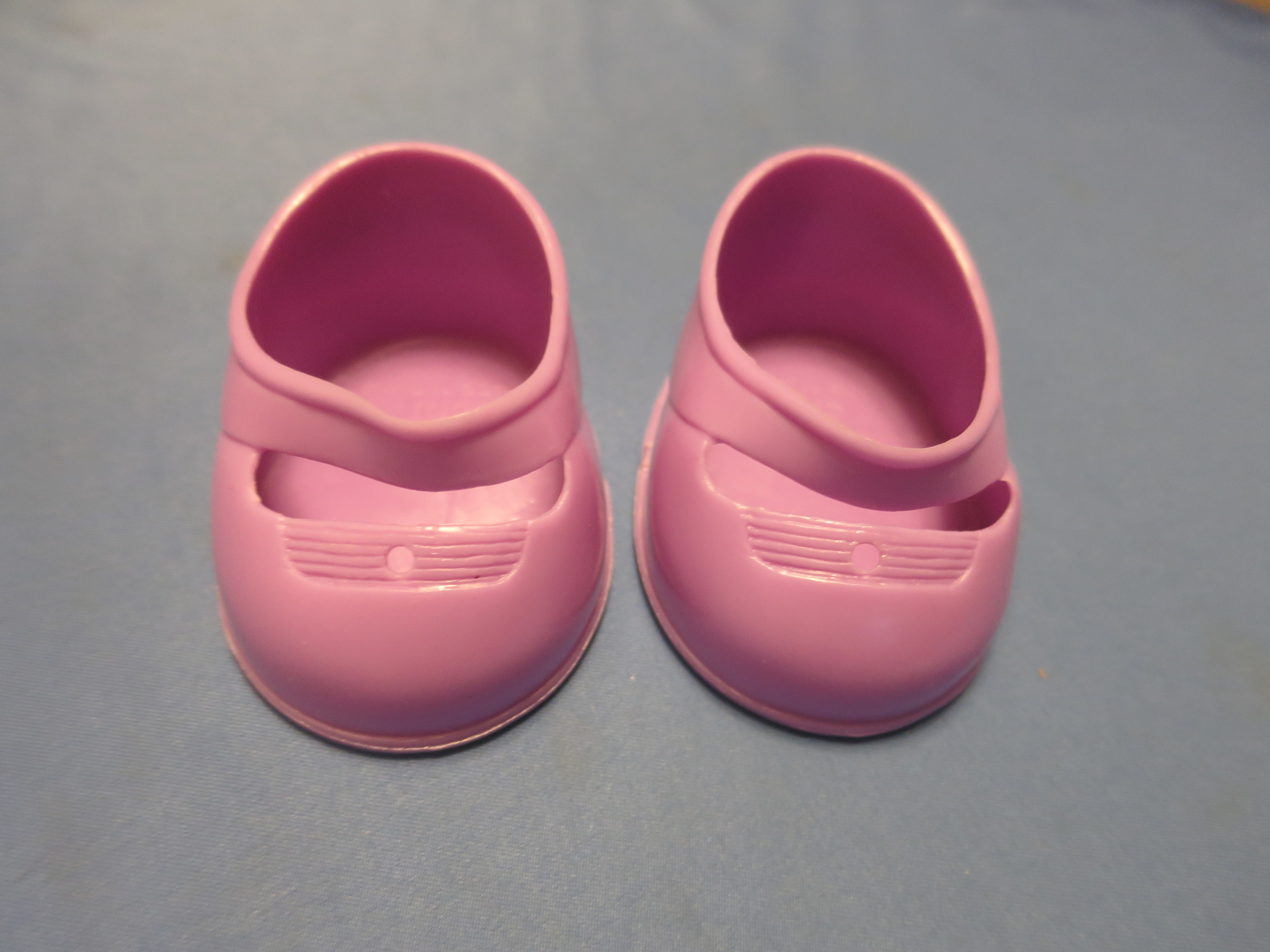 Doll Shoes Lavender Vinyl with front straps