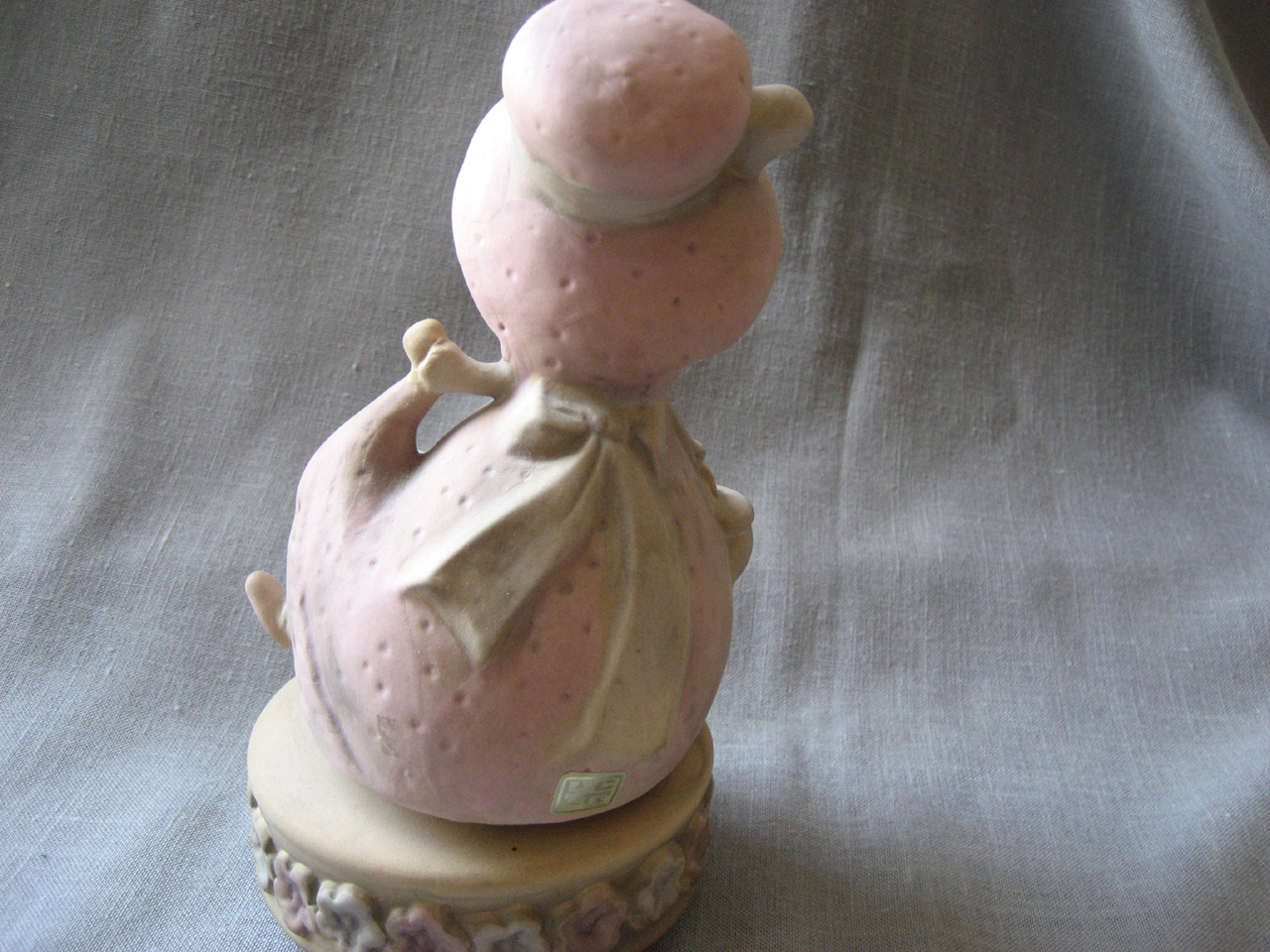 Bonnet Girl Music Box