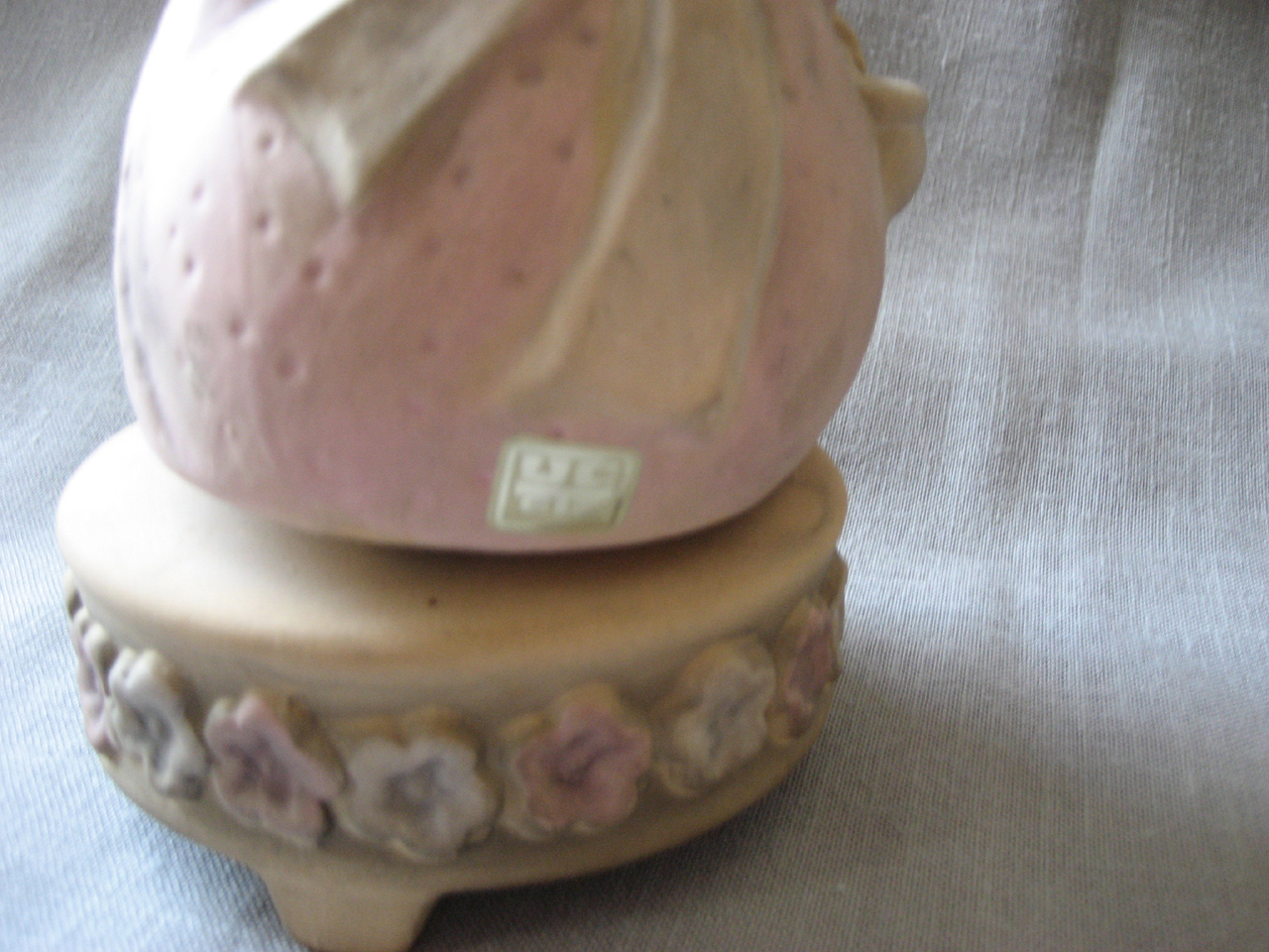 Bonnet Girl Music Box