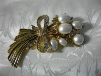 Vintage Goldtone Rhinestone and Faux Pearl Brooch