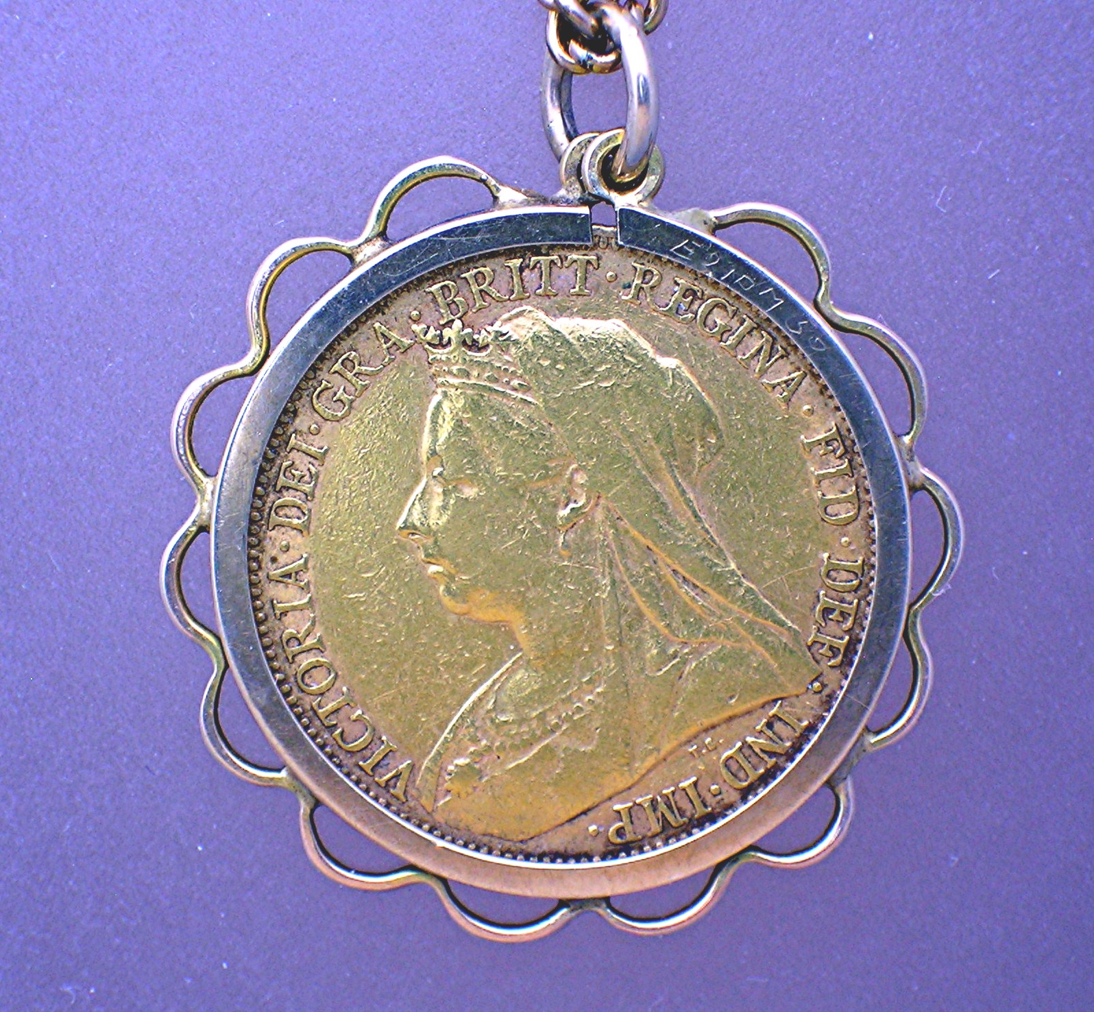 22K Gold Sovereign Queen Victoria Widow Surround