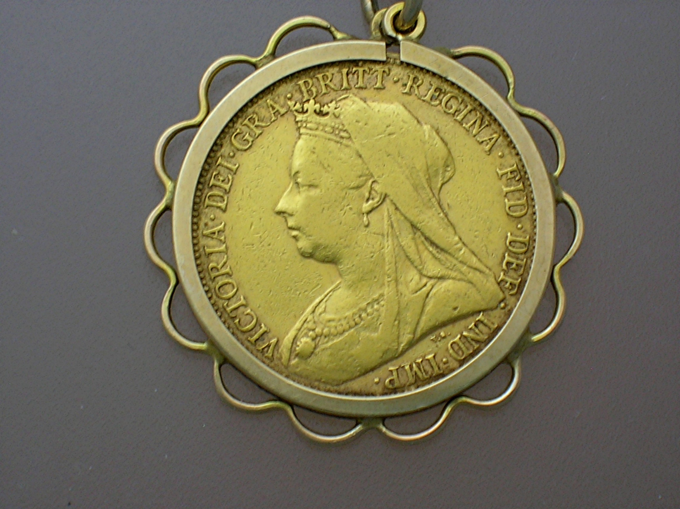 22K Gold Sovereign Queen Victoria Widow Surround