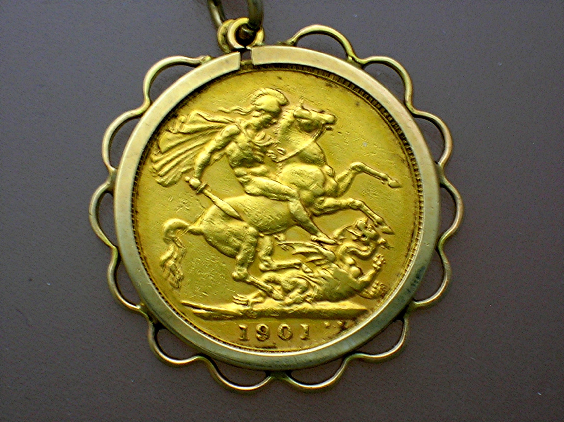 22K Gold Sovereign Queen Victoria Widow Surround