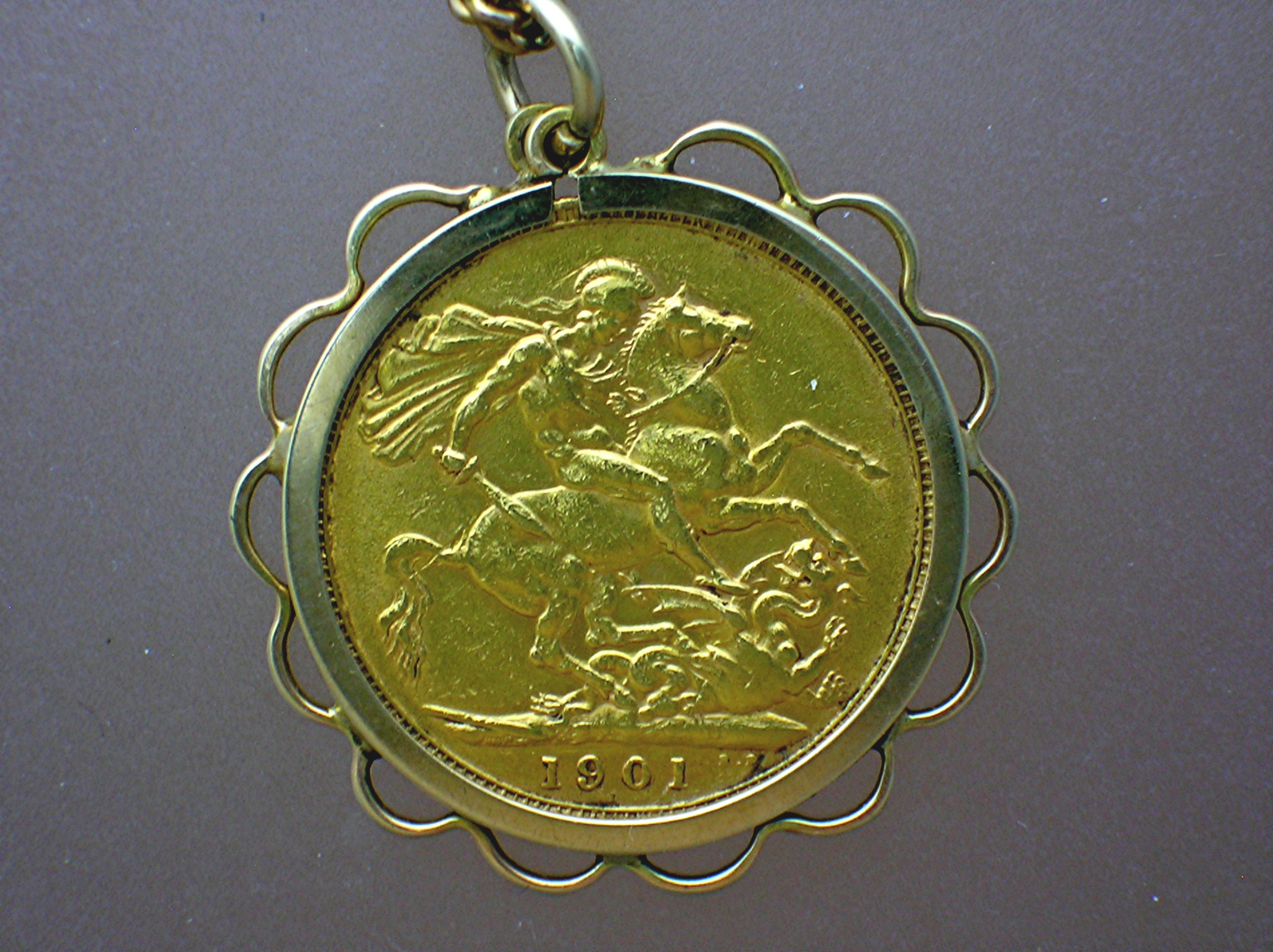 22K Gold Sovereign Queen Victoria Widow Surround