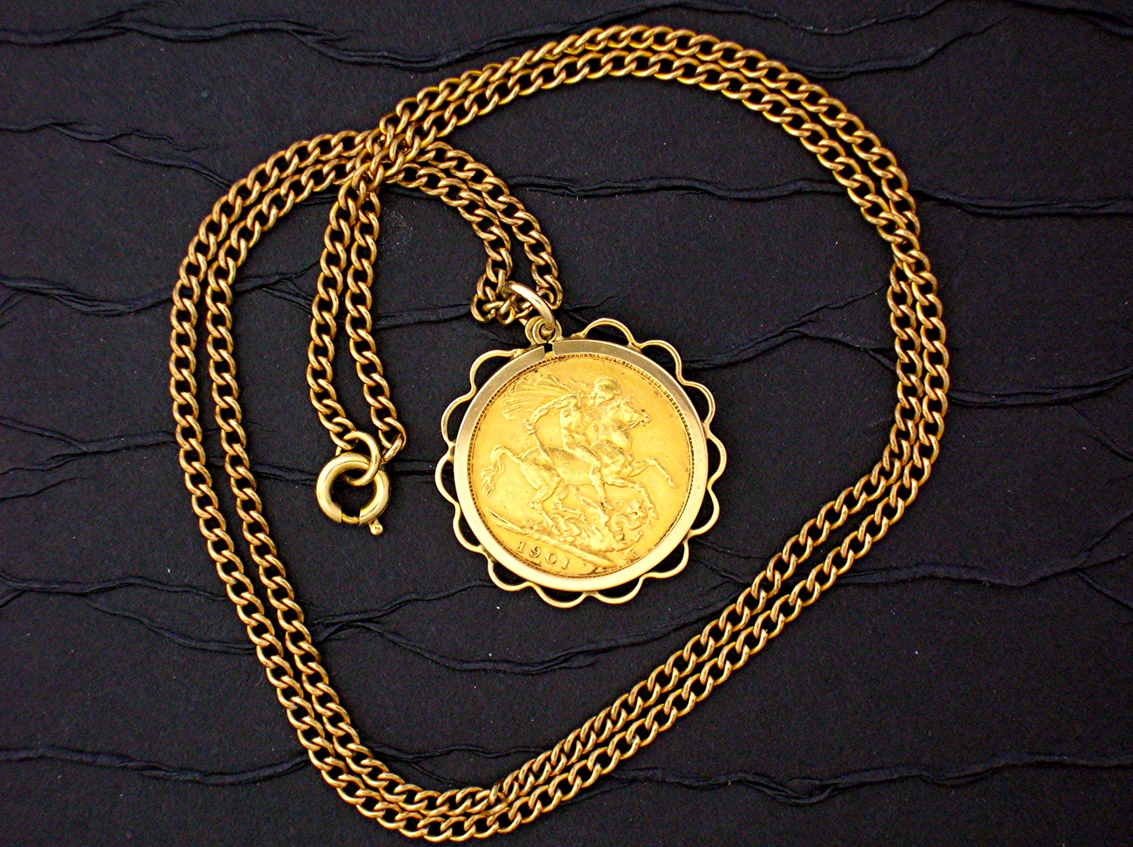 22K Gold Sovereign Queen Victoria Widow Surround