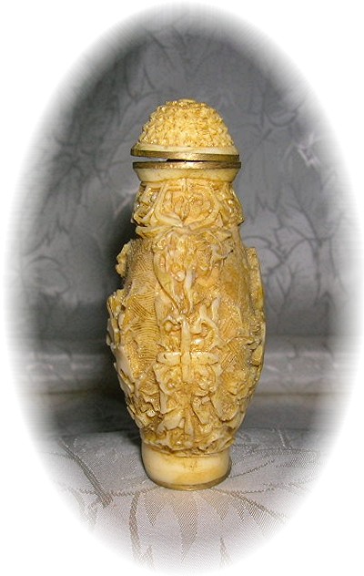 Cream Cinnabar Chinese Snuff Bottle