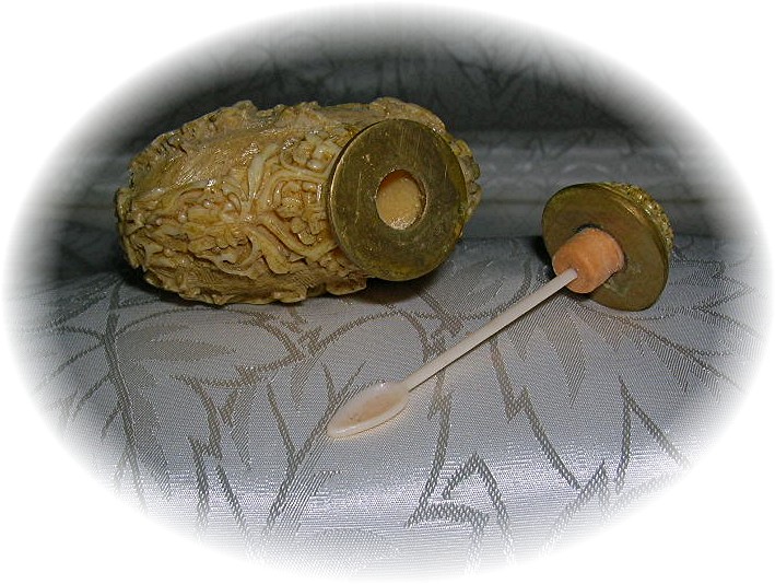 Cream Cinnabar Chinese Snuff Bottle
